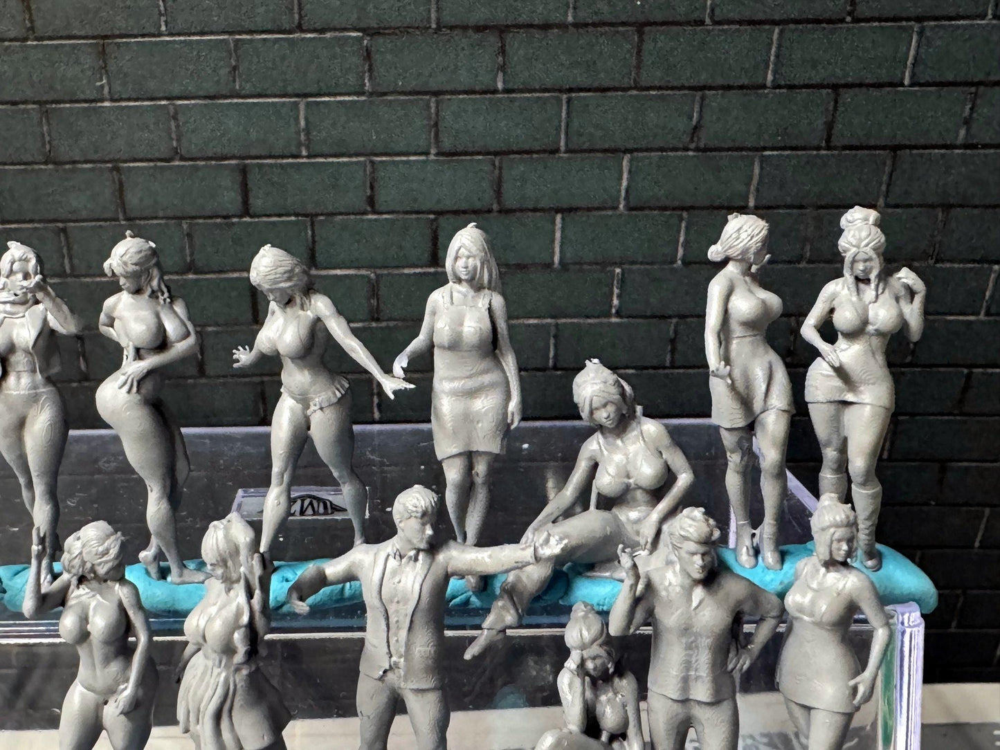 Double G 1:64 Miniature Human Figures - Unpainted - great for Dioramas - Made in the USA LOT 716 Miniature 1.10 Misc People