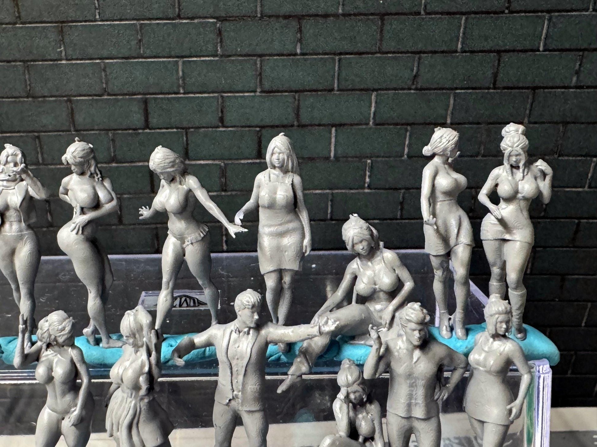Double G 1:64 Miniature Human Figures - Unpainted - great for Dioramas - Made in the USA LOT 716 Miniature 1.10 Misc People
