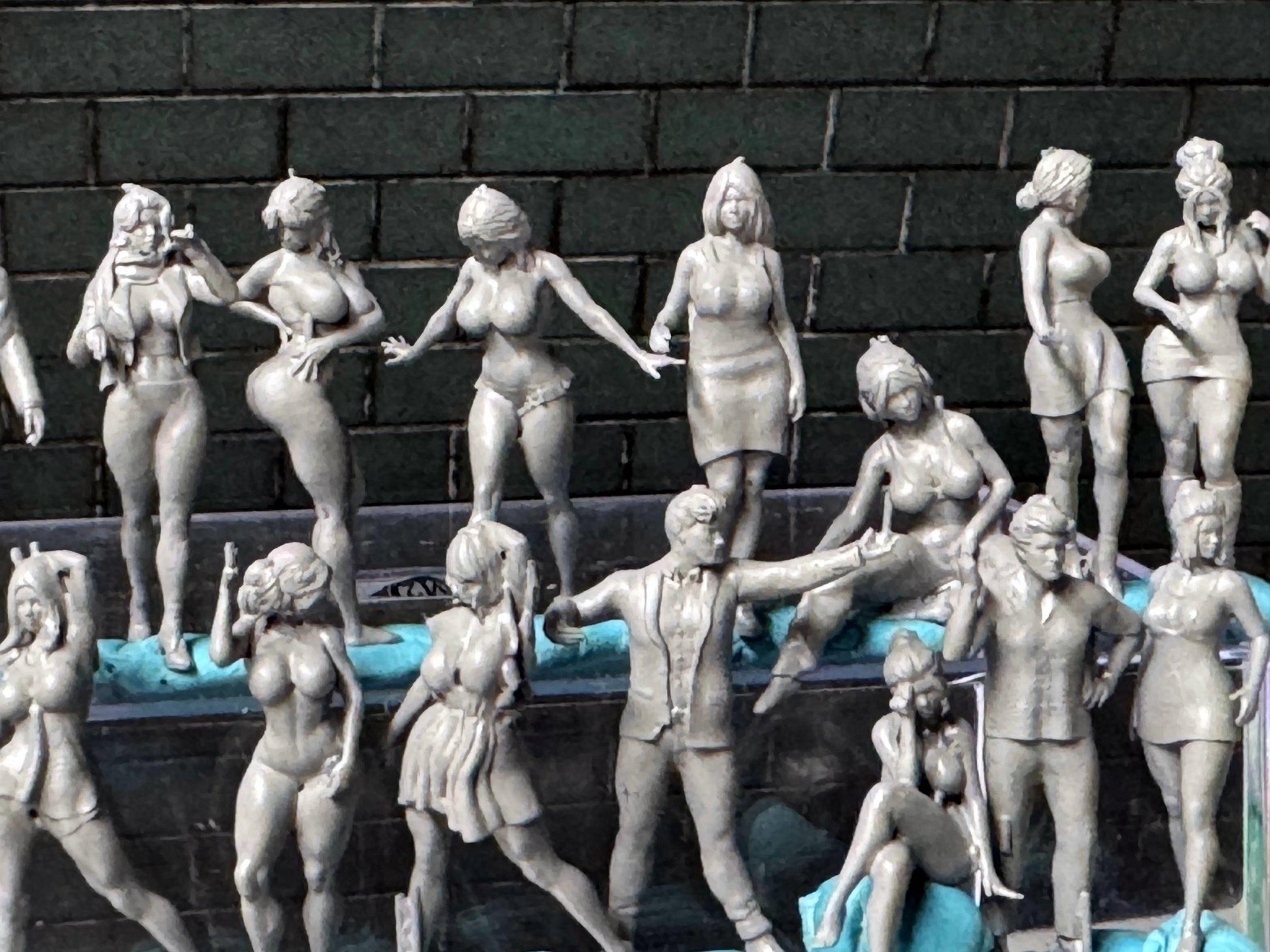 Double G 1:64 Miniature Human Figures - Unpainted - great for Dioramas - Made in the USA LOT 716 Miniature 1.10 Misc People