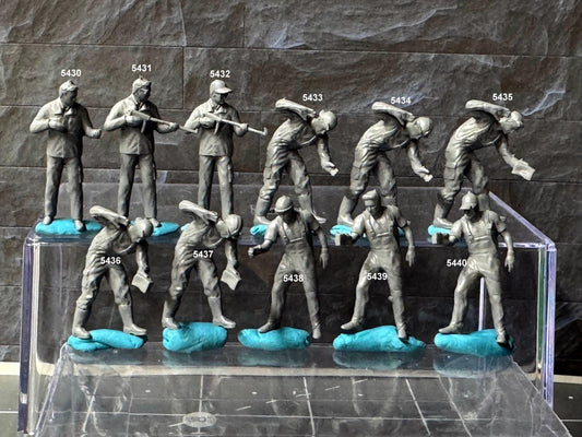 Double G 1:64 Miniature Human Figures - Unpainted - great for Dioramas - Made in the USA LOT 706 Miniature 1.10 Car Wash Folks