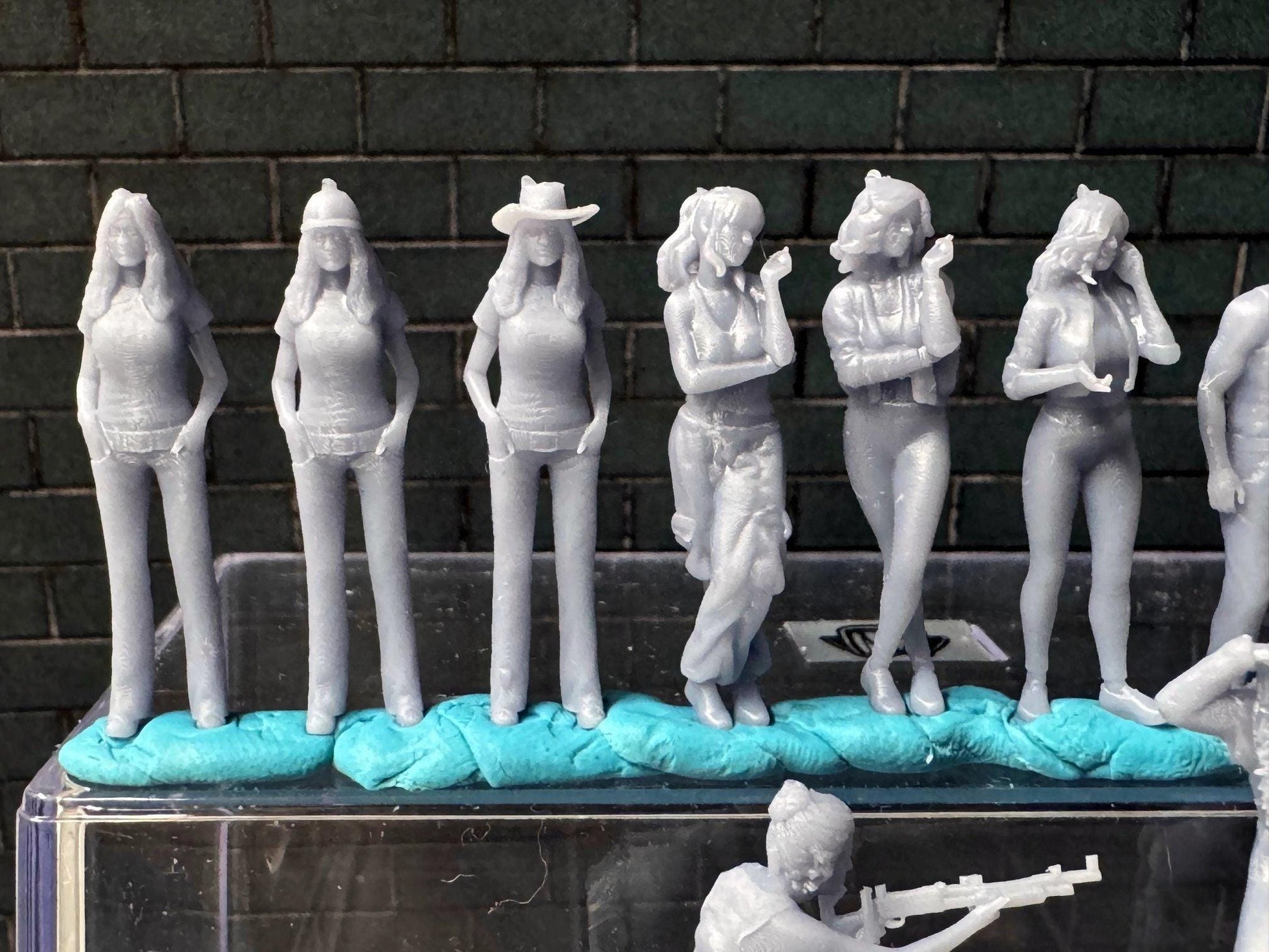 Double G 1:64 Miniature Human Figures - Unpainted - great for Dioramas - Made in the USA LOT 712 Miniature 1.10 Misc People