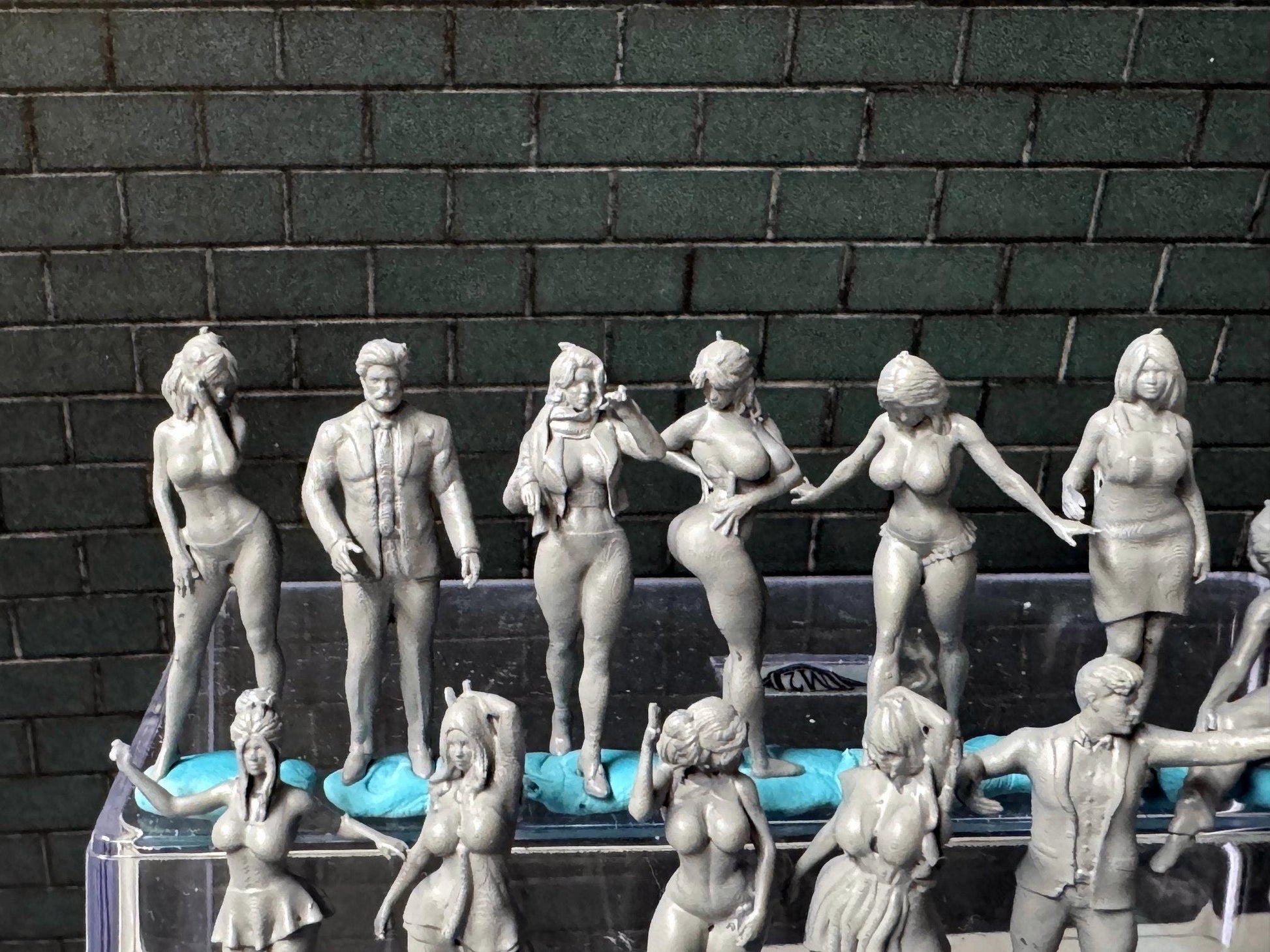 Double G 1:64 Miniature Human Figures - Unpainted - great for Dioramas - Made in the USA LOT 716 Miniature 1.10 Misc People