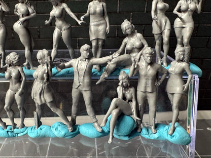 Double G 1:64 Miniature Human Figures - Unpainted - great for Dioramas - Made in the USA LOT 716 Miniature 1.10 Misc People