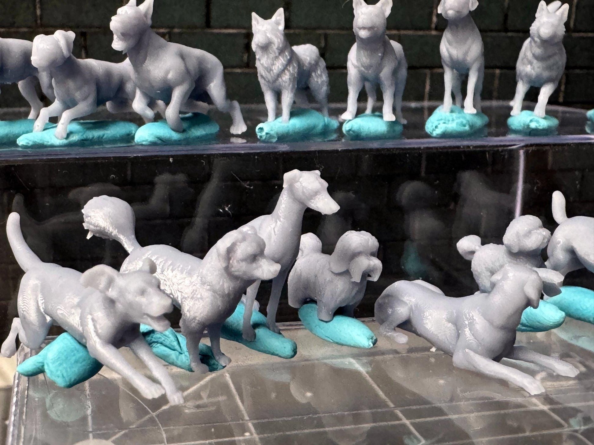 Double G 1:64 Miniature Human Figures - Unpainted - great for Dioramas - Made in the USA LOT 722 Miniature 1.10 Various Dogs