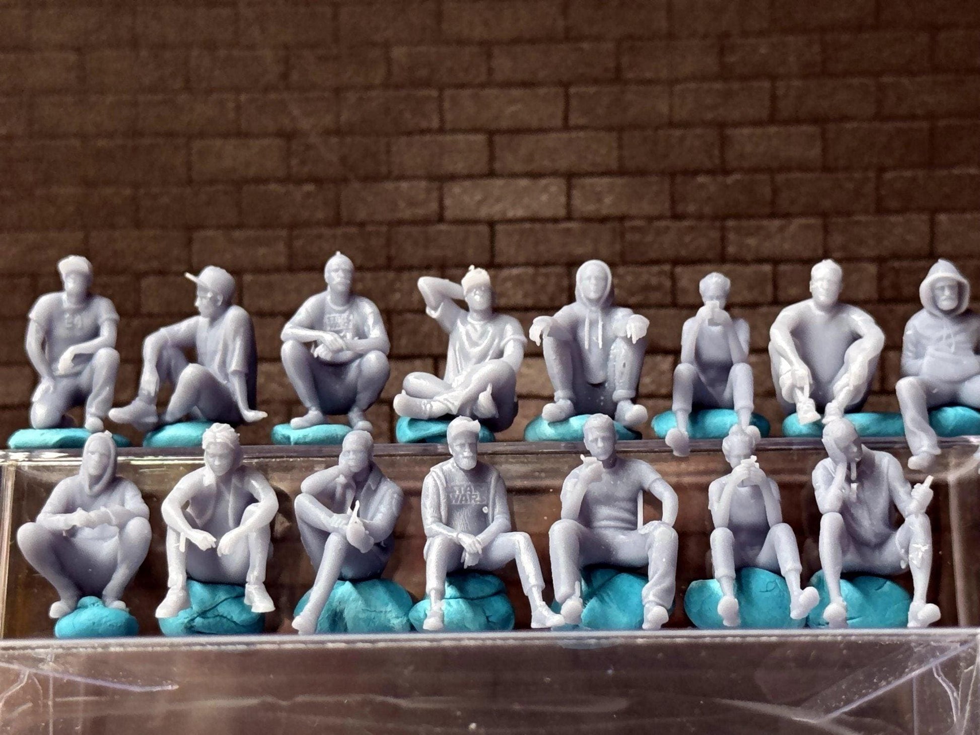 Double G 1:64 Miniature Human Figures - Unpainted - great for Dioramas - Made in the USA LOT 747 Miniature 1.10 Seated Figures