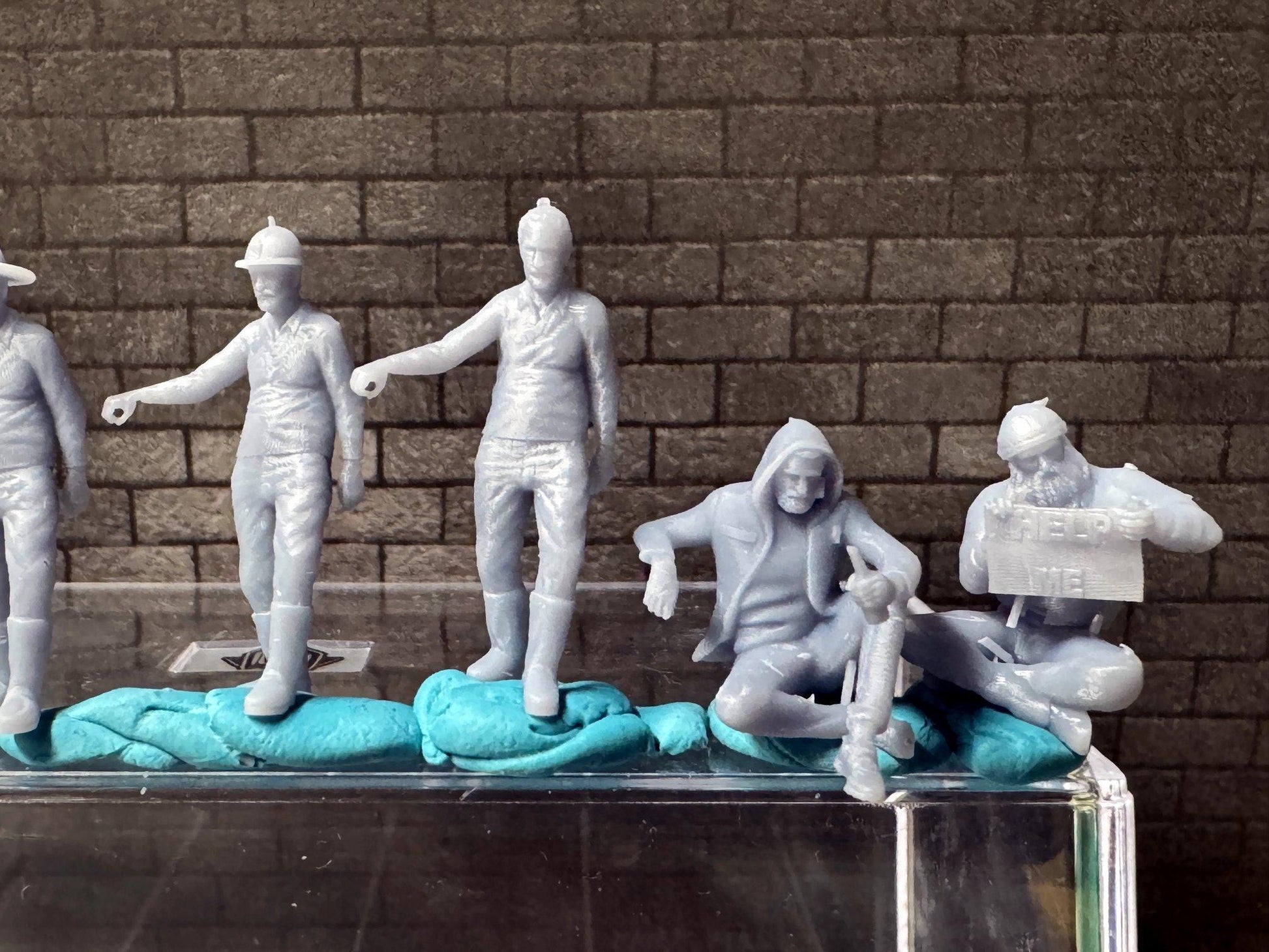 Double G 1:64 Miniature Human Figures - Unpainted - great for Dioramas - Made in the USA LOT 747 Miniature 1.10 Seated Figures