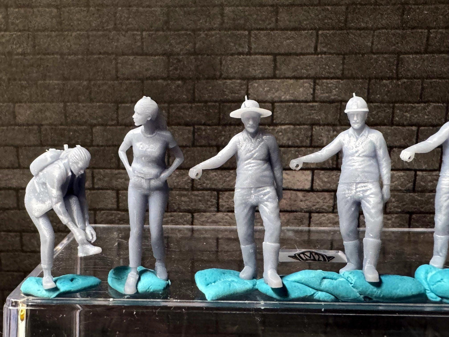 Double G 1:64 Miniature Human Figures - Unpainted - great for Dioramas - Made in the USA LOT 747 Miniature 1.10 Seated Figures