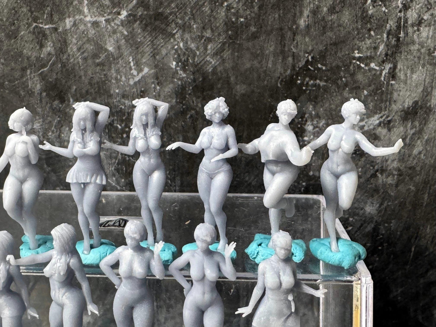 Double G 1:64 Miniature Human Figures - Unpainted - great for Dioramas - Made in the USA LOT 748 Miniature 1.10 Pinup Figures