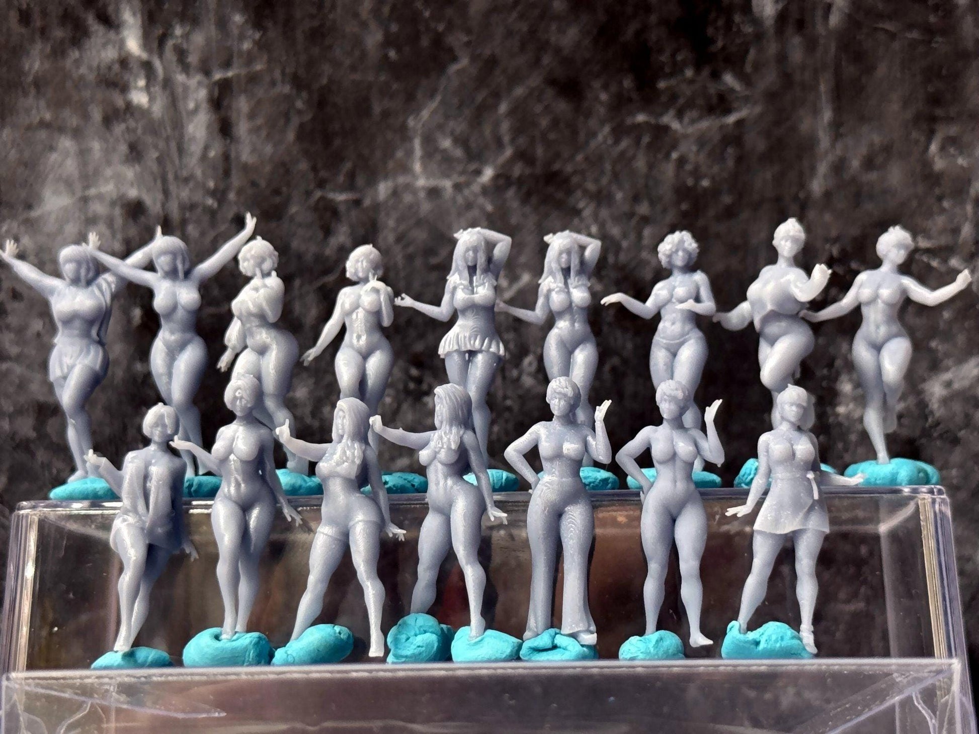 Double G 1:64 Miniature Human Figures - Unpainted - great for Dioramas - Made in the USA LOT 748 Miniature 1.10 Pinup Figures