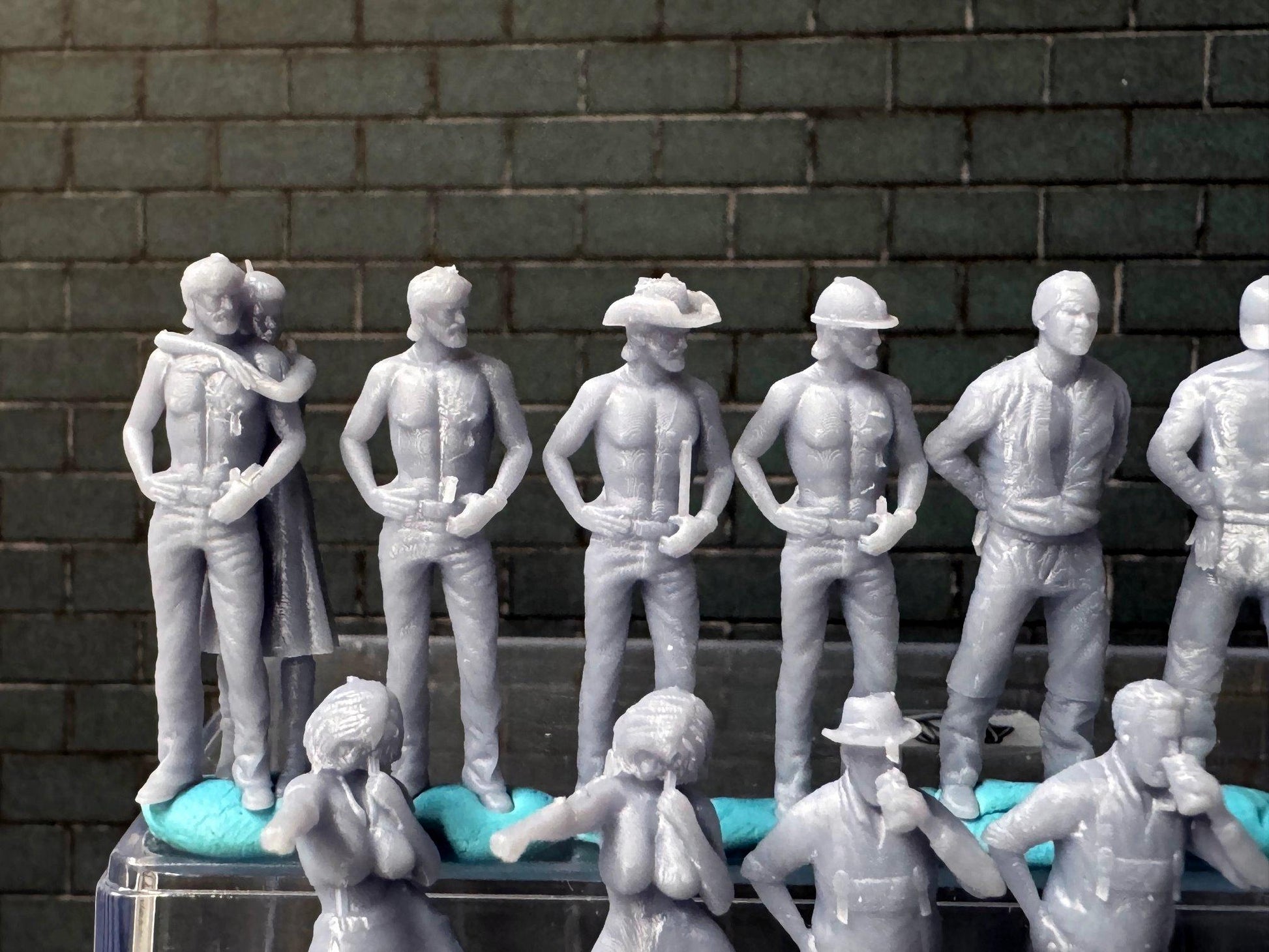 Double G 1:64 Miniature Human Figures - Unpainted - great for Dioramas - Made in the USA LOT 754 Miniature 1.10 Misc Figures