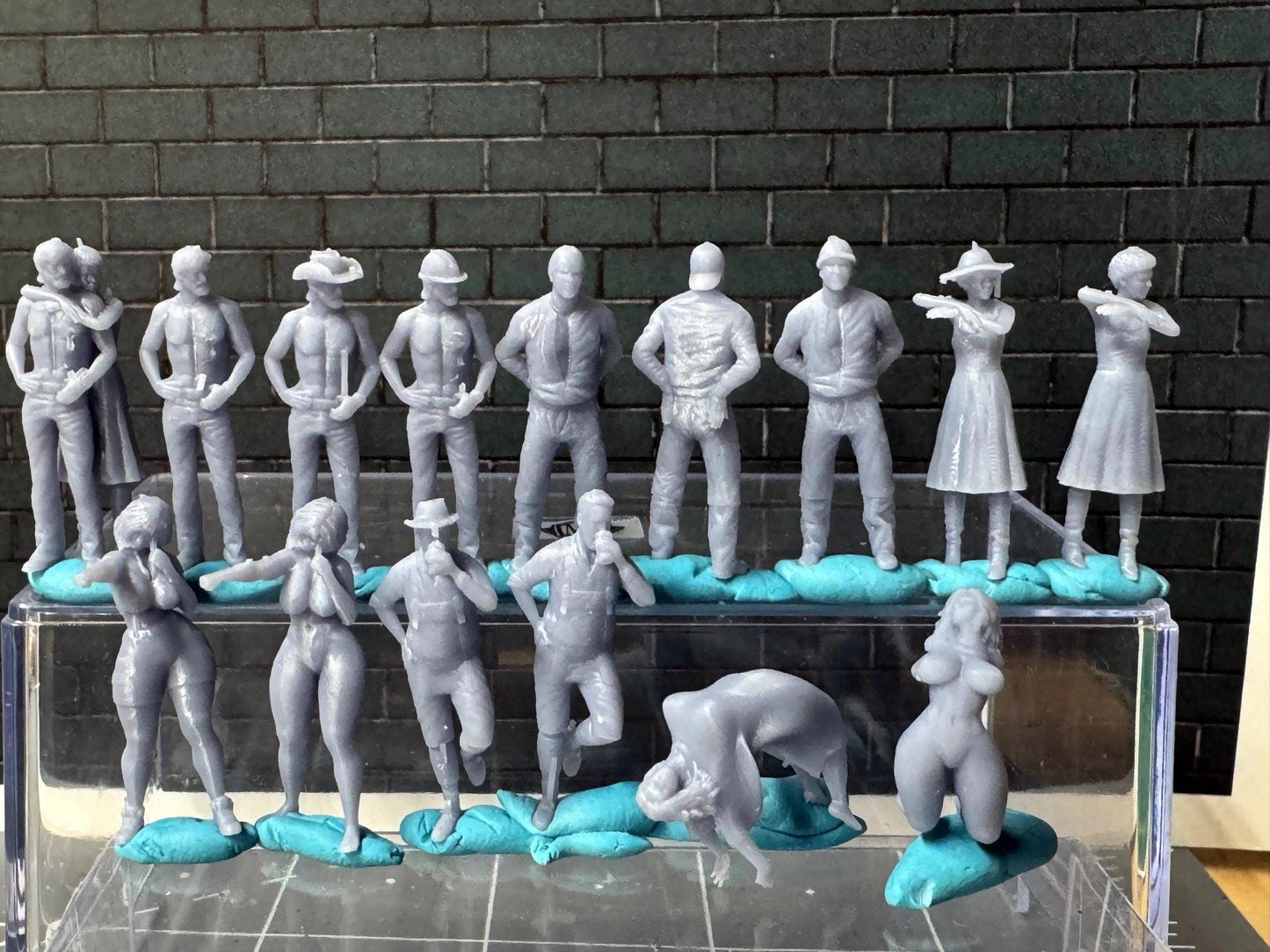 Double G 1:64 Miniature Human Figures - Unpainted - great for Dioramas - Made in the USA LOT 754 Miniature 1.10 Misc Figures