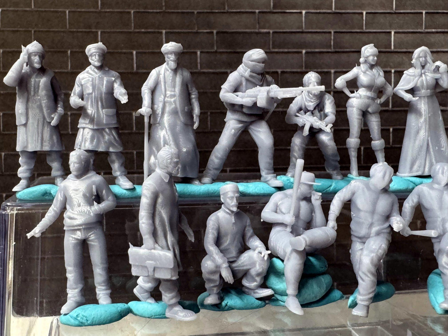 Double G 1:64 Miniature Human Figures - Unpainted - great for Dioramas - Made in the USA LOT 753 Miniature 1.10 Misc Figures