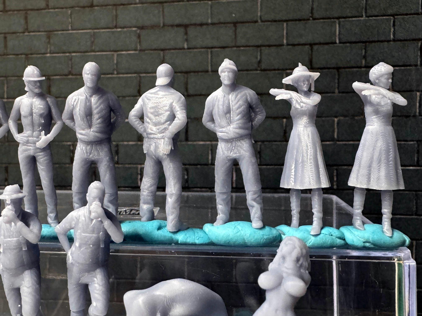 Double G 1:64 Miniature Human Figures - Unpainted - great for Dioramas - Made in the USA LOT 754 Miniature 1.10 Misc Figures