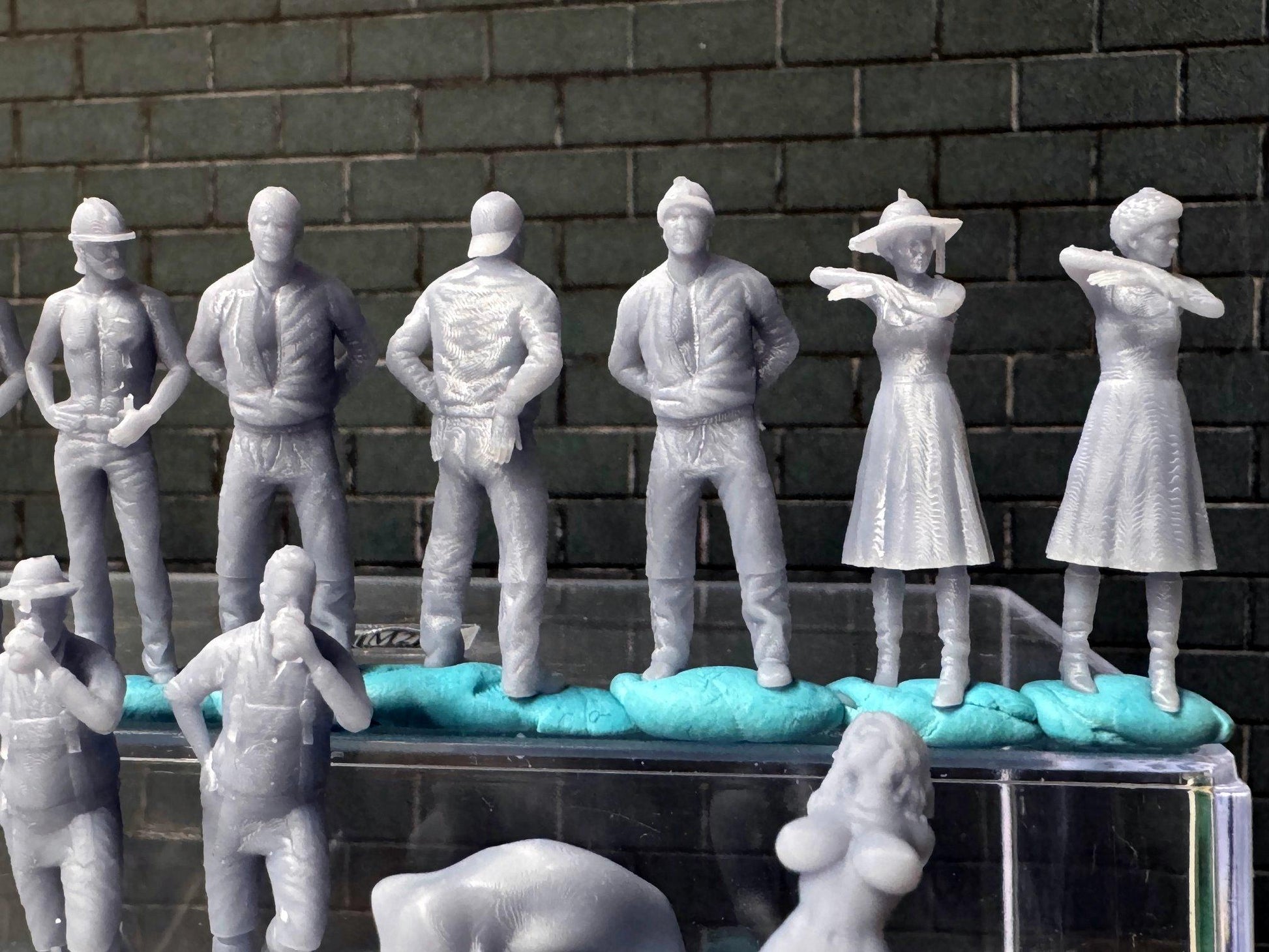 Double G 1:64 Miniature Human Figures - Unpainted - great for Dioramas - Made in the USA LOT 754 Miniature 1.10 Misc Figures