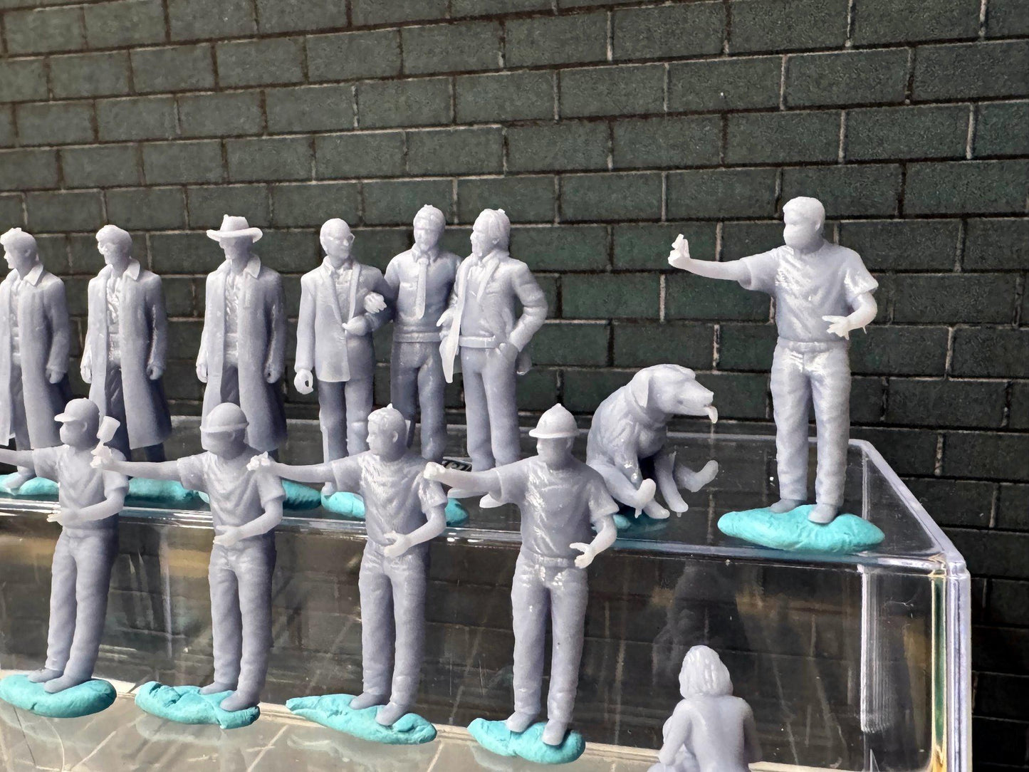 Double G 1:64 Miniature Human Figures - Unpainted - great for Dioramas - Made in the USA LOT 758 Miniature 1.10 Guys