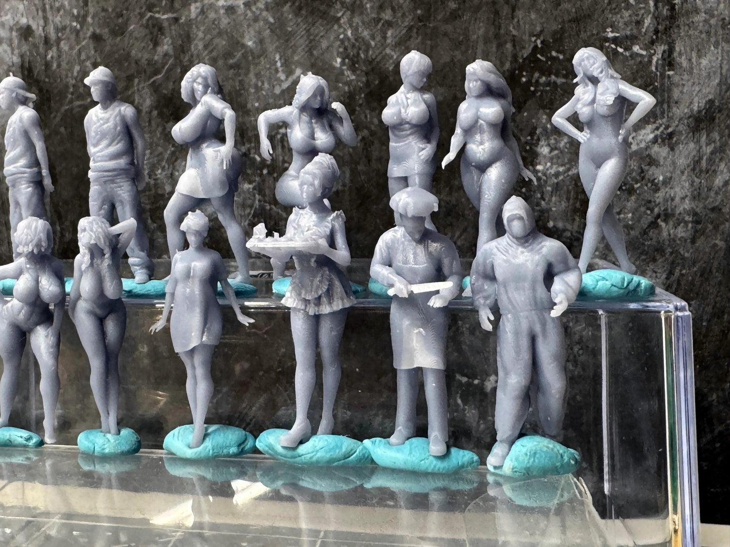 Double G 1:64 Miniature Human Figures - Unpainted - great for Dioramas - Made in the USA LOT 757 Miniature 1.10 Pinups