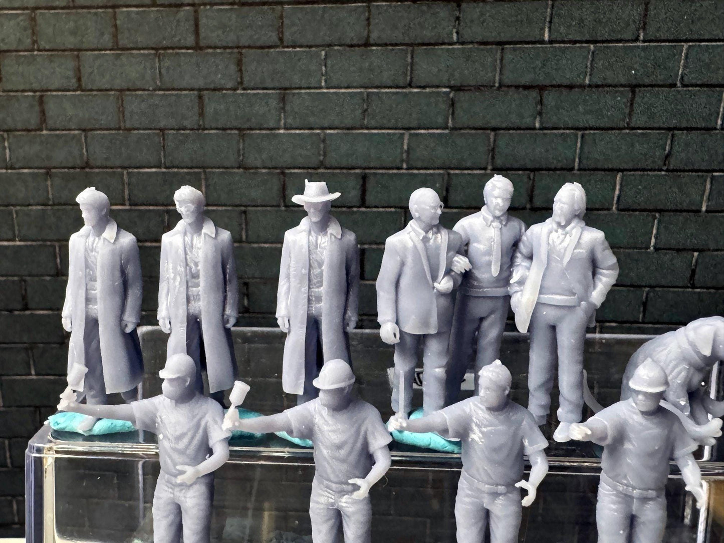 Double G 1:64 Miniature Human Figures - Unpainted - great for Dioramas - Made in the USA LOT 758 Miniature 1.10 Guys