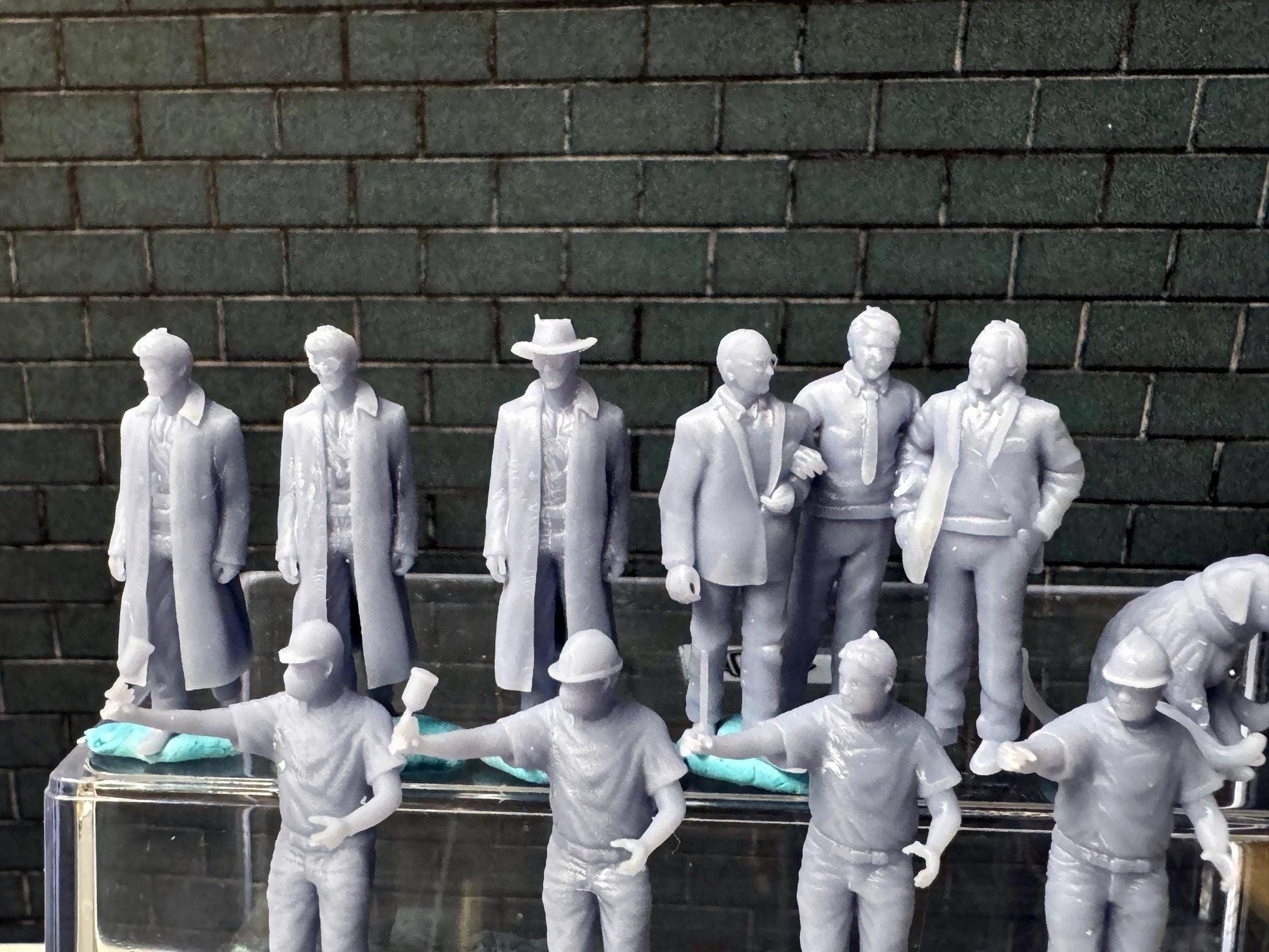 Double G 1:64 Miniature Human Figures - Unpainted - great for Dioramas - Made in the USA LOT 758 Miniature 1.10 Guys