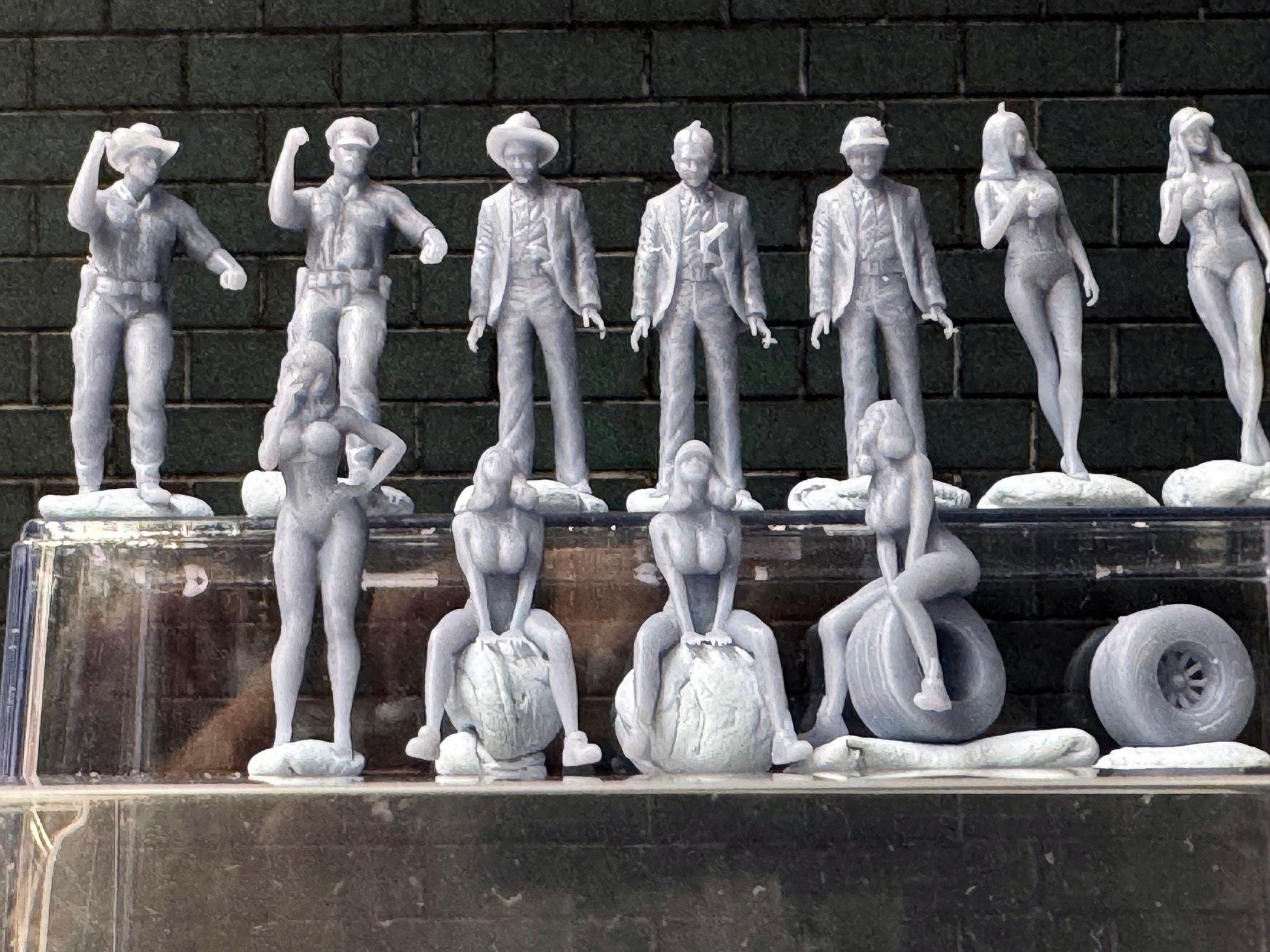 Double G 1:64 Miniature Human Figures - Unpainted - great for Dioramas - Made in the USA LOT 759 Miniature 1.10