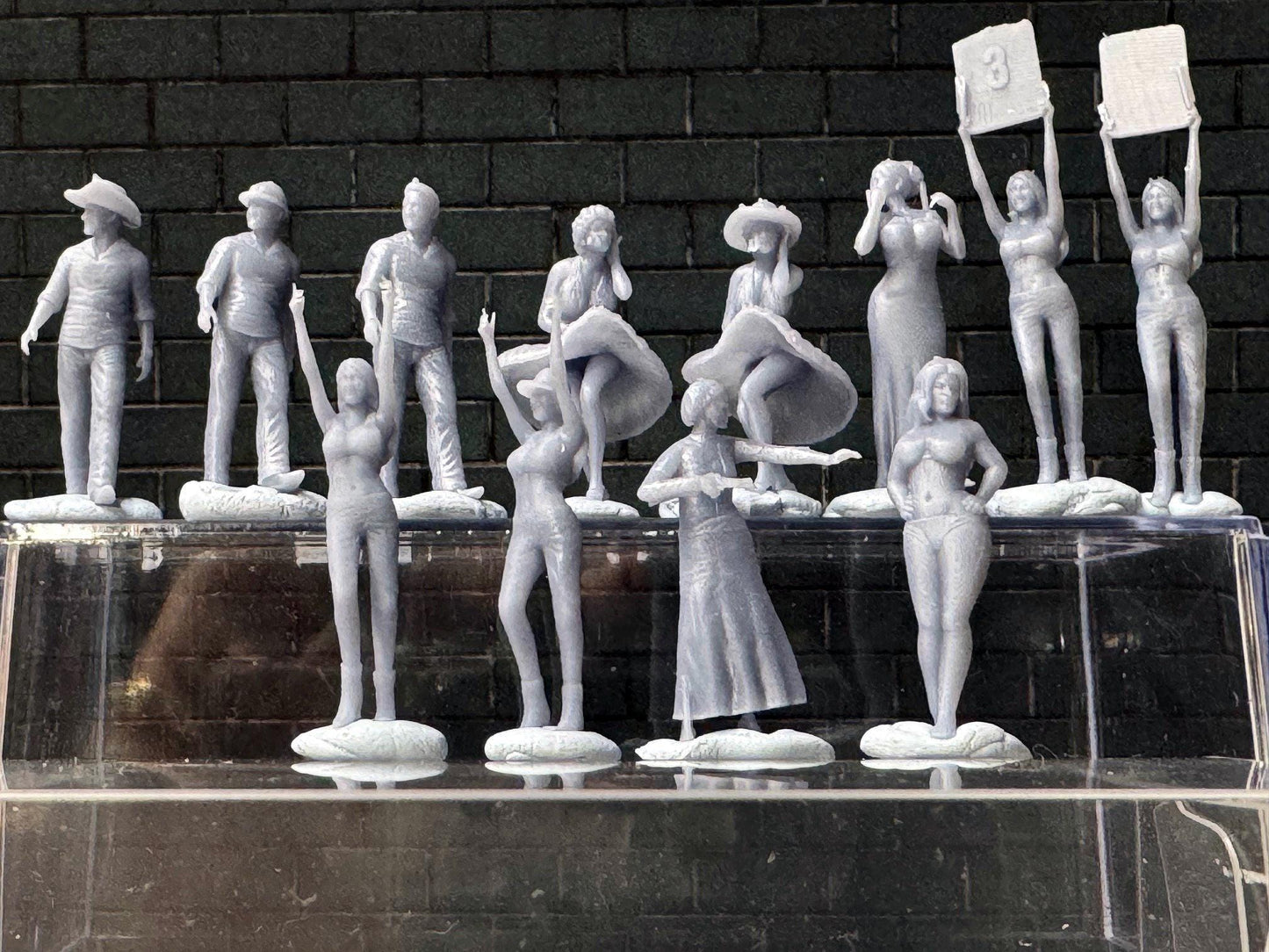 Double G 1:64 Miniature Human Figures - Unpainted - great for Dioramas - Made in the USA LOT 760 Miniature 1.10