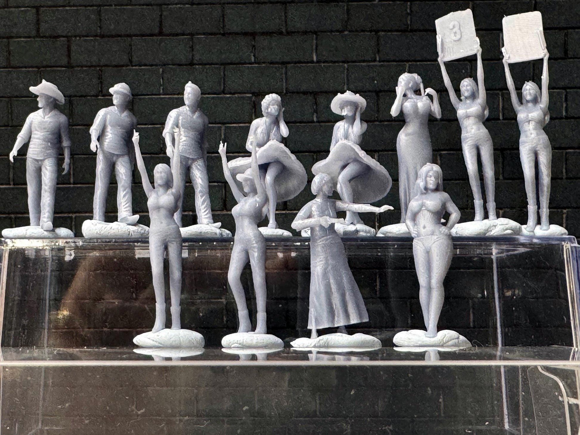 Double G 1:64 Miniature Human Figures - Unpainted - great for Dioramas - Made in the USA LOT 760 Miniature 1.10