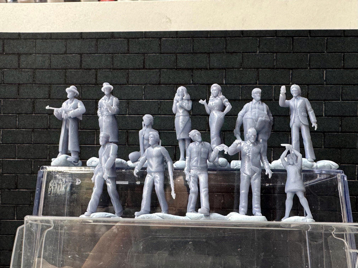 Double G 1:64 Miniature Human Figures - Unpainted - great for Dioramas - Made in the USA LOT 761 Miniature 1.10