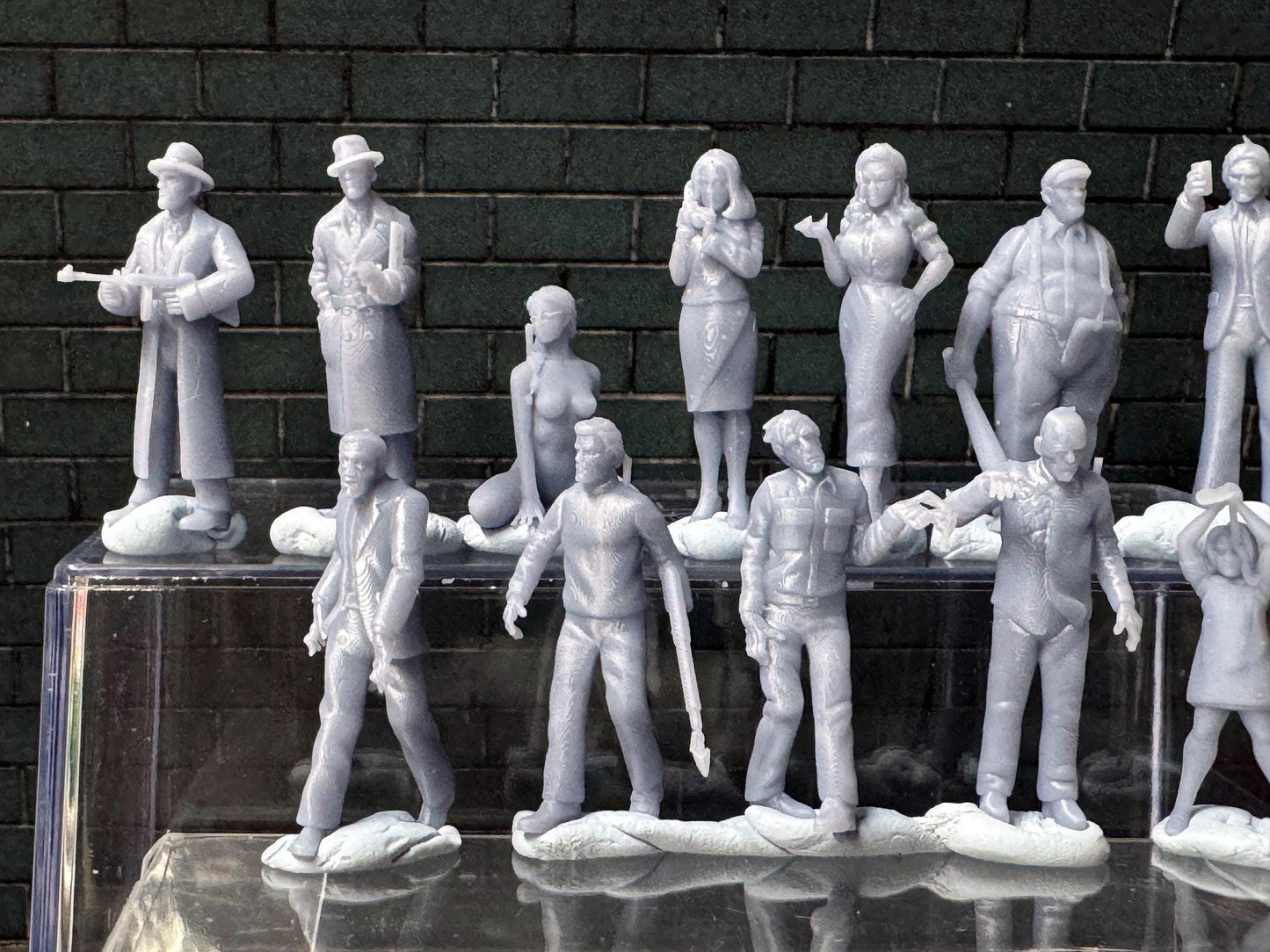 Double G 1:64 Miniature Human Figures - Unpainted - great for Dioramas - Made in the USA LOT 761 Miniature 1.10
