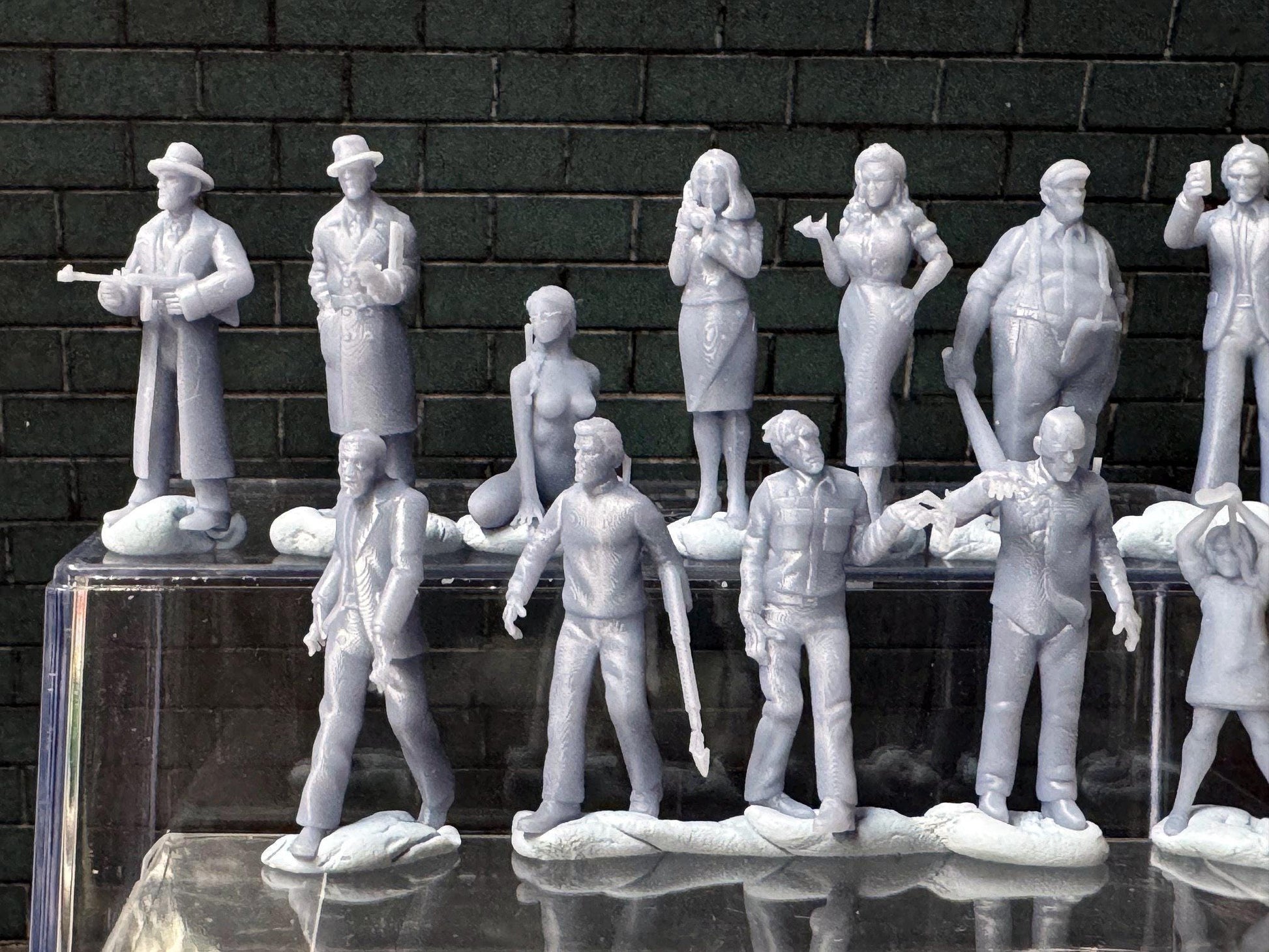 Double G 1:64 Miniature Human Figures - Unpainted - great for Dioramas - Made in the USA LOT 761 Miniature 1.10