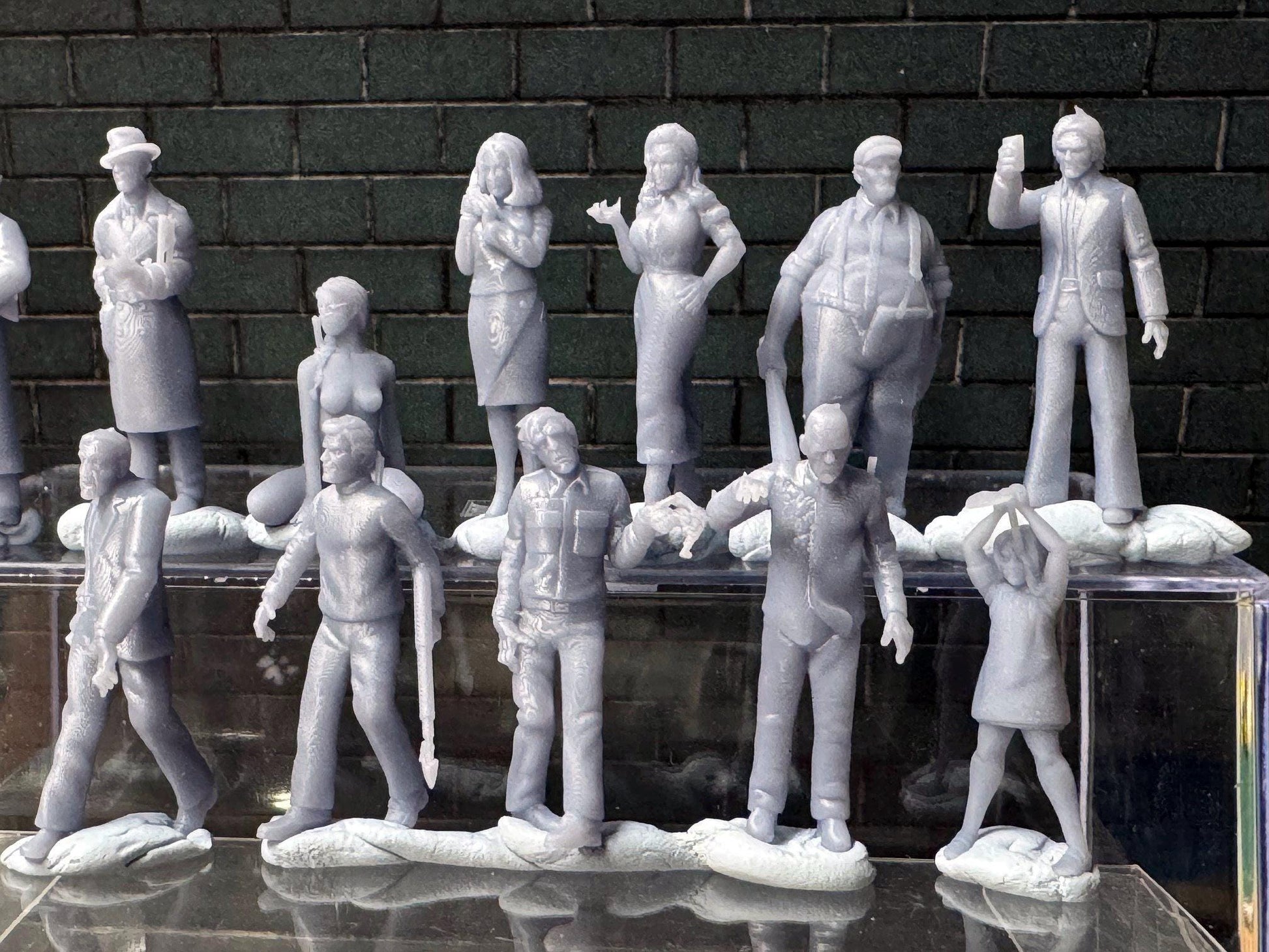 Double G 1:64 Miniature Human Figures - Unpainted - great for Dioramas - Made in the USA LOT 761 Miniature 1.10