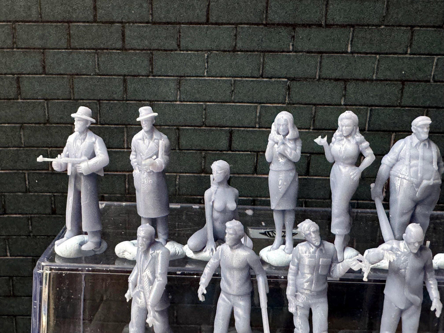 Double G 1:64 Miniature Human Figures - Unpainted - great for Dioramas - Made in the USA LOT 761 Miniature 1.10