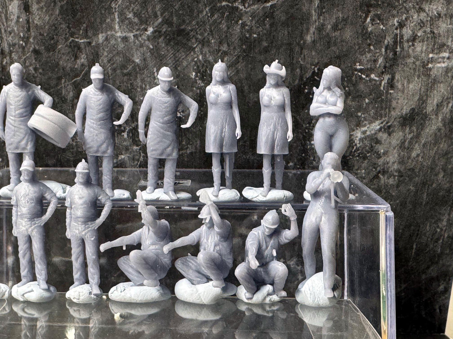 Double G 1:64 Miniature Human Figures - Unpainted - great for Dioramas - Made in the USA LOT 765 Miniature 1.10