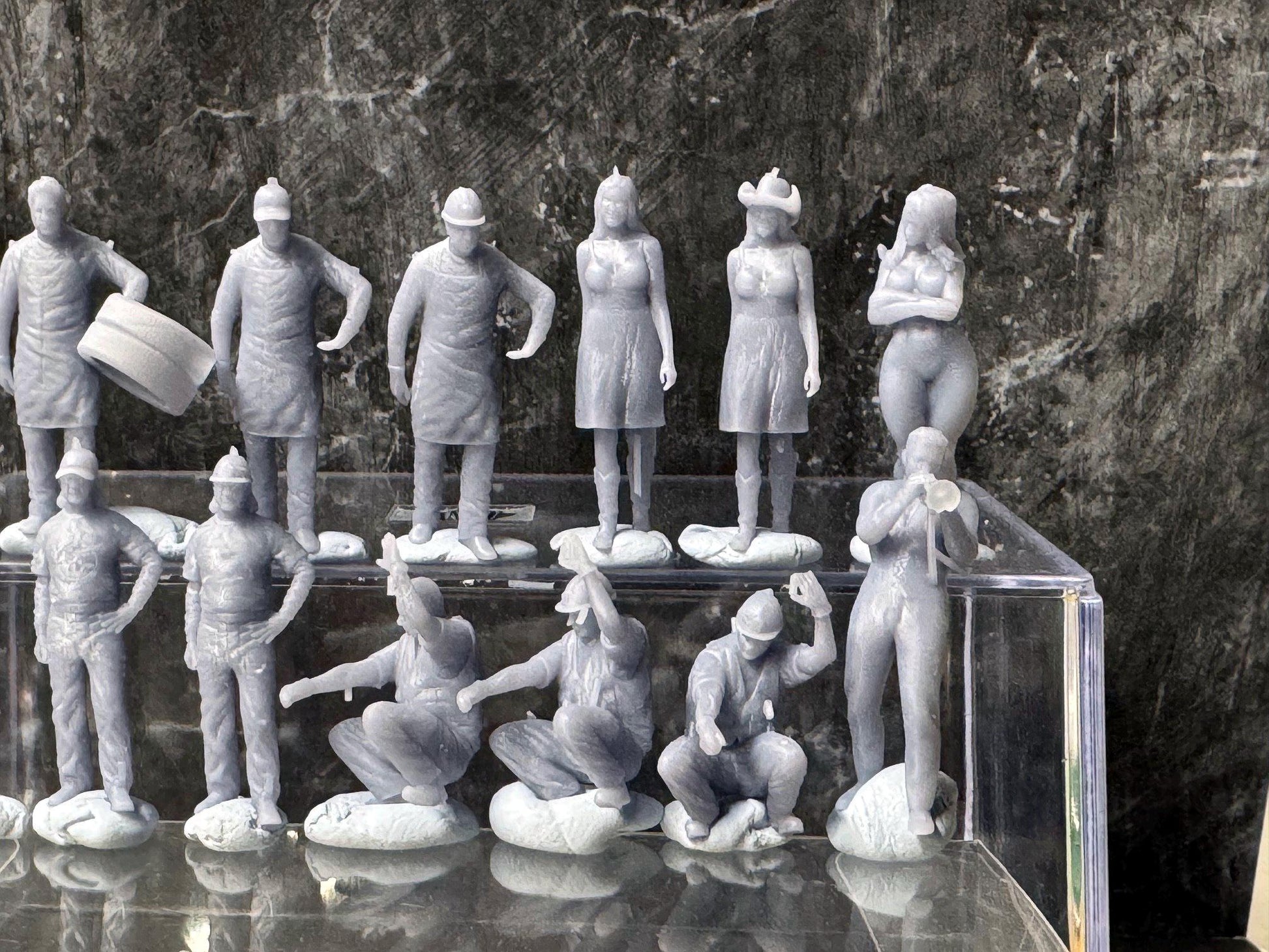 Double G 1:64 Miniature Human Figures - Unpainted - great for Dioramas - Made in the USA LOT 765 Miniature 1.10