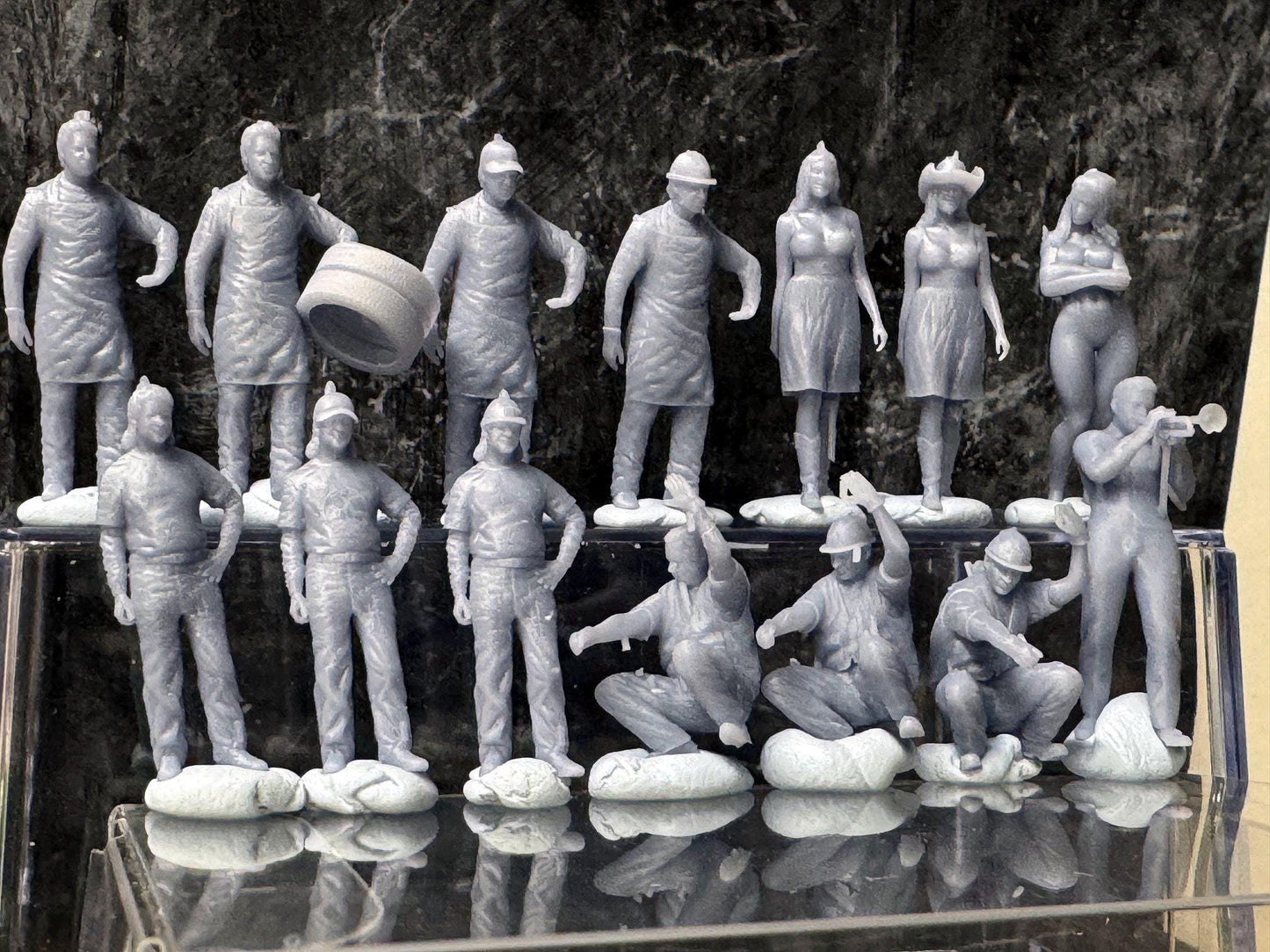 Double G 1:64 Miniature Human Figures - Unpainted - great for Dioramas - Made in the USA LOT 765 Miniature 1.10