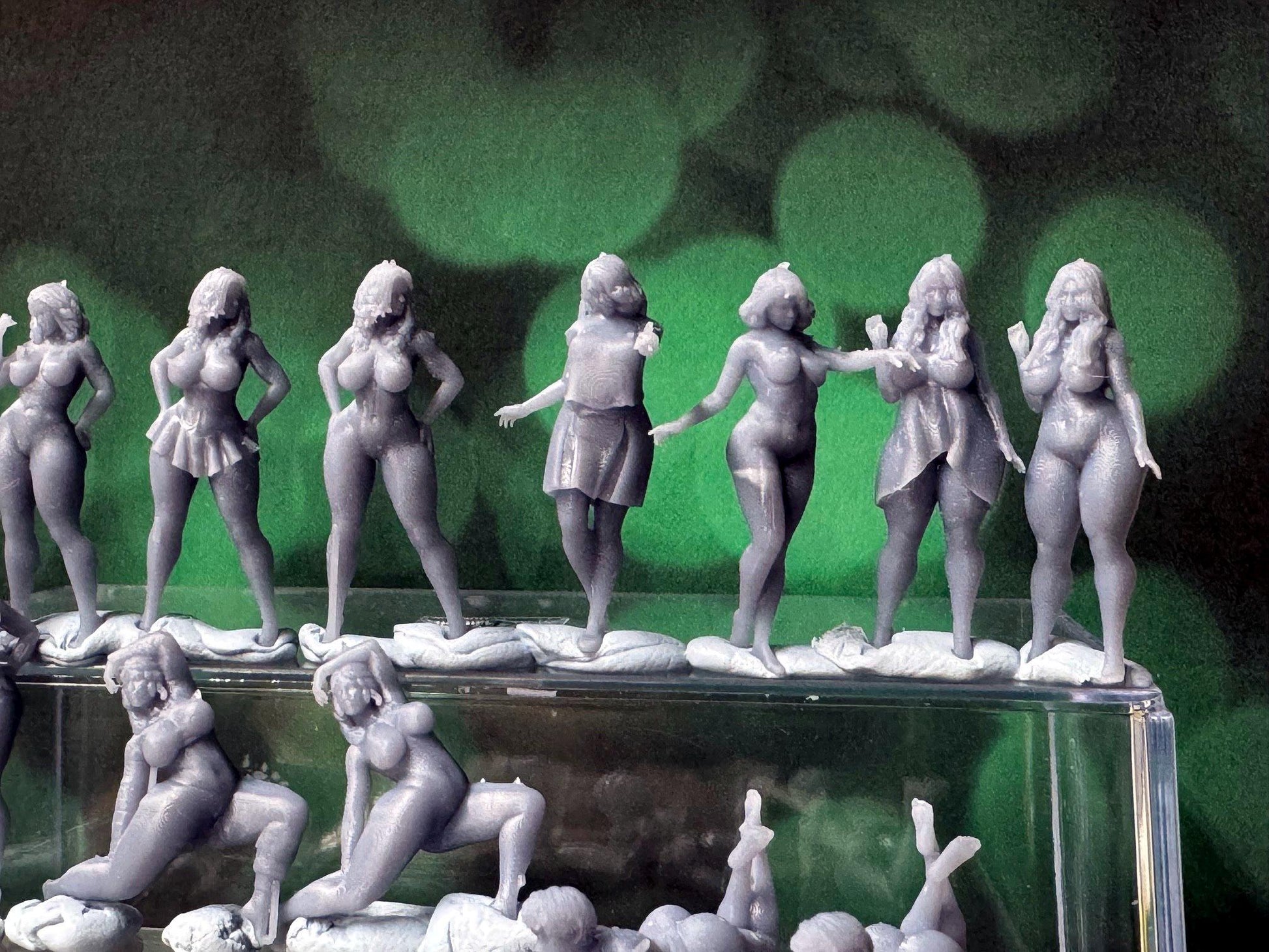 Double G 1:64 Miniature Human Figures - Unpainted - great for Dioramas - Made in the USA LOT 766 Miniature 1.10