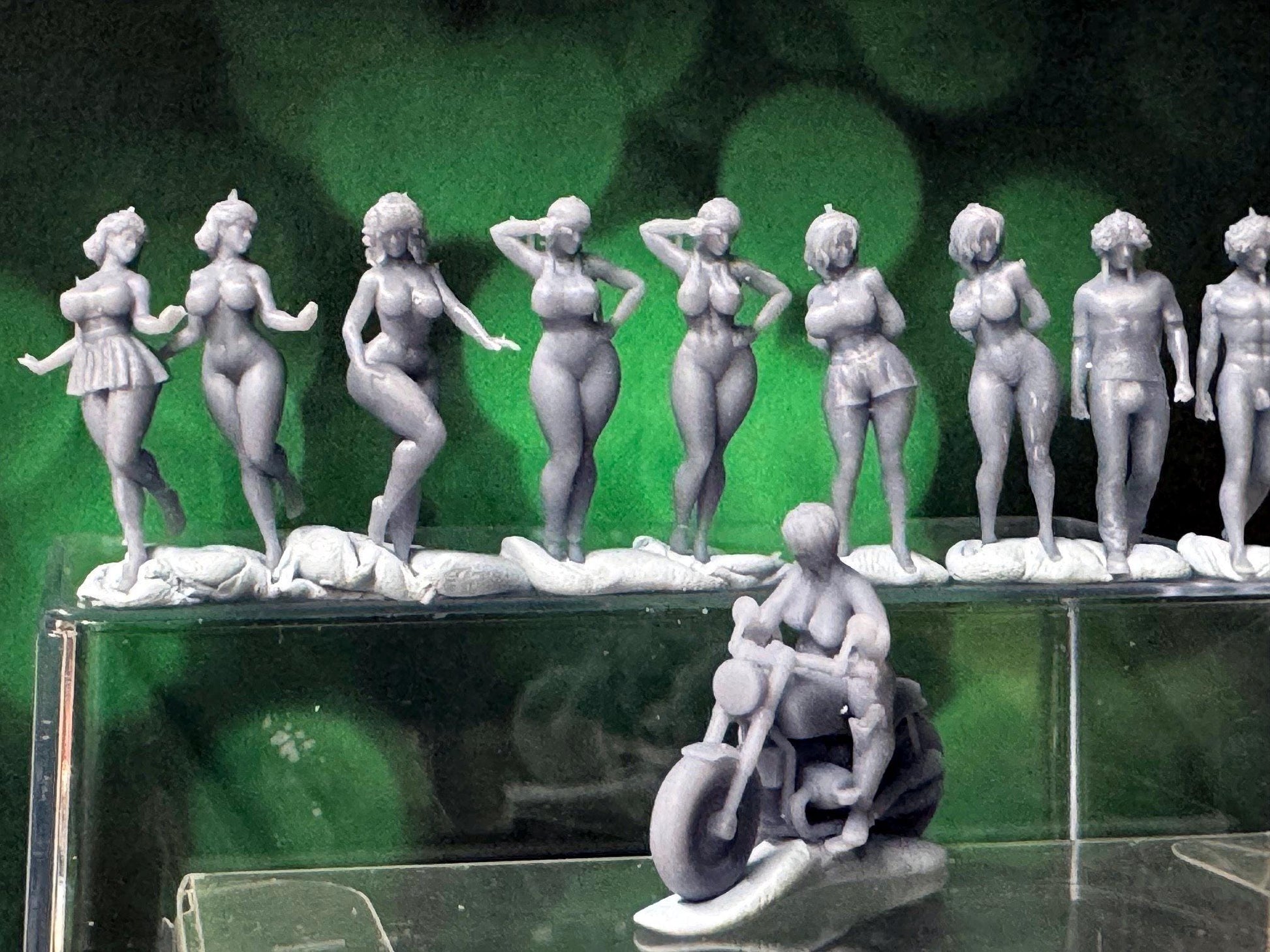 Double G 1:64 Miniature Human Figures - Unpainted - great for Dioramas - Made in the USA LOT 768 Miniature 1.10