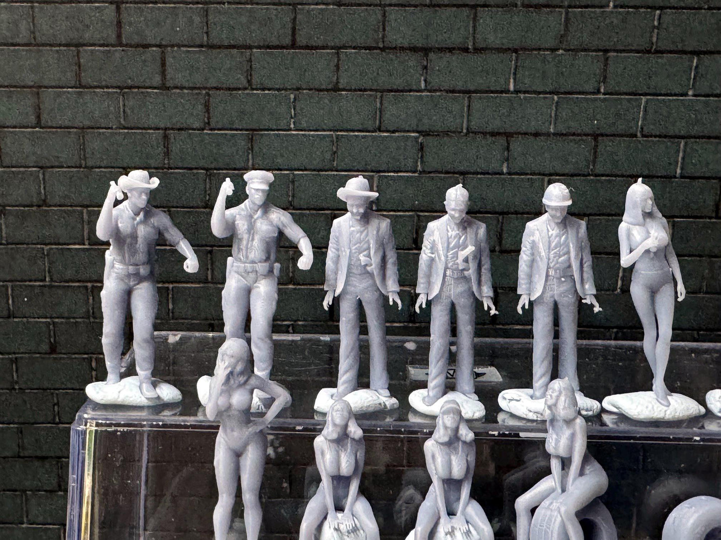 Double G 1:64 Miniature Human Figures - Unpainted - great for Dioramas - Made in the USA LOT 759 Miniature 1.10