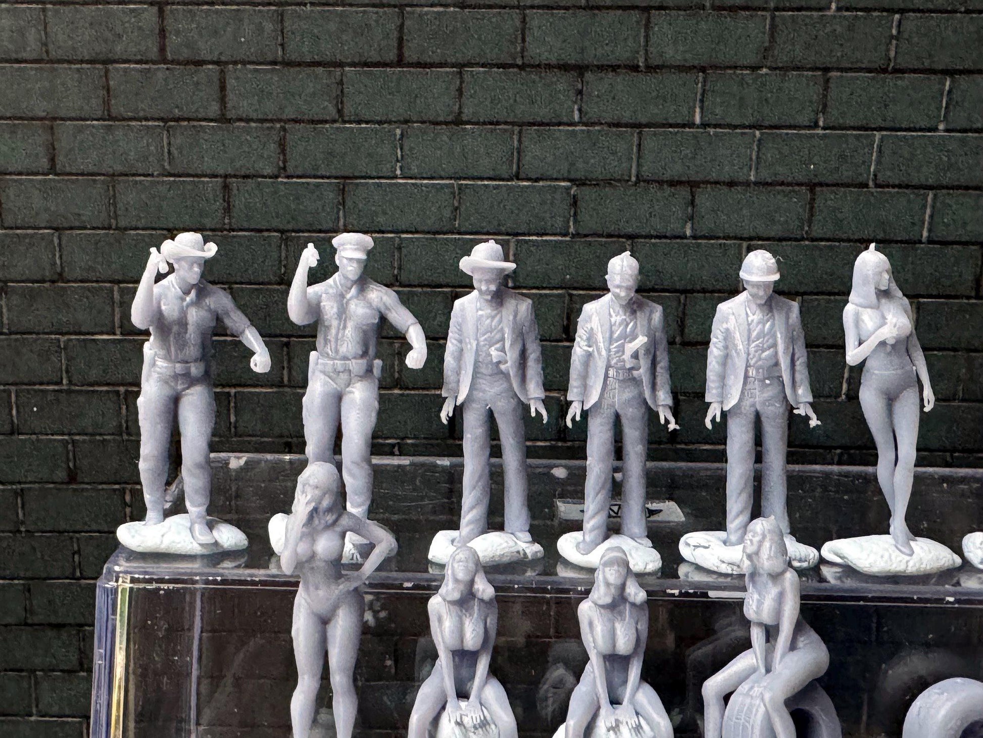 Double G 1:64 Miniature Human Figures - Unpainted - great for Dioramas - Made in the USA LOT 759 Miniature 1.10