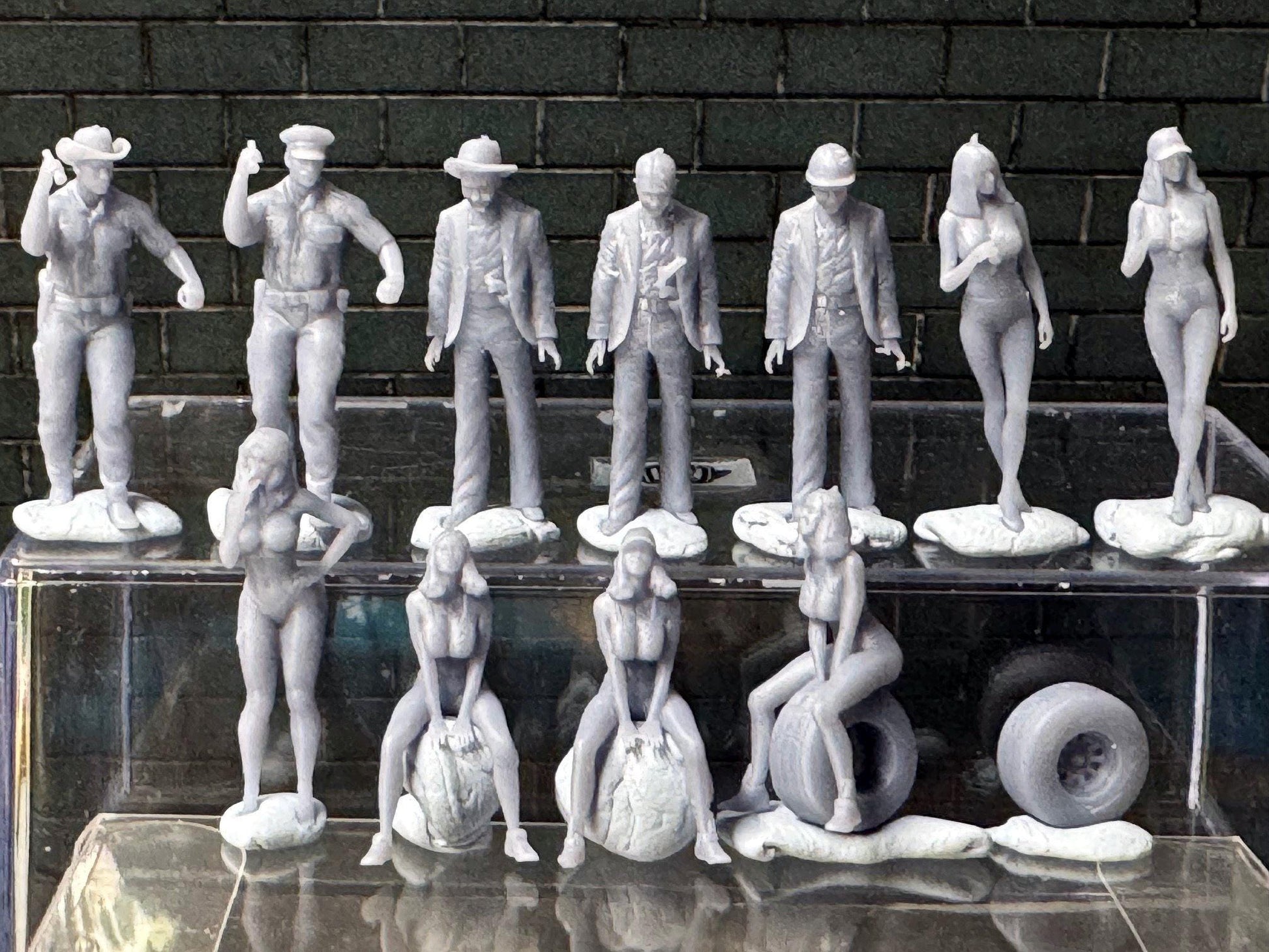 Double G 1:64 Miniature Human Figures - Unpainted - great for Dioramas - Made in the USA LOT 759 Miniature 1.10
