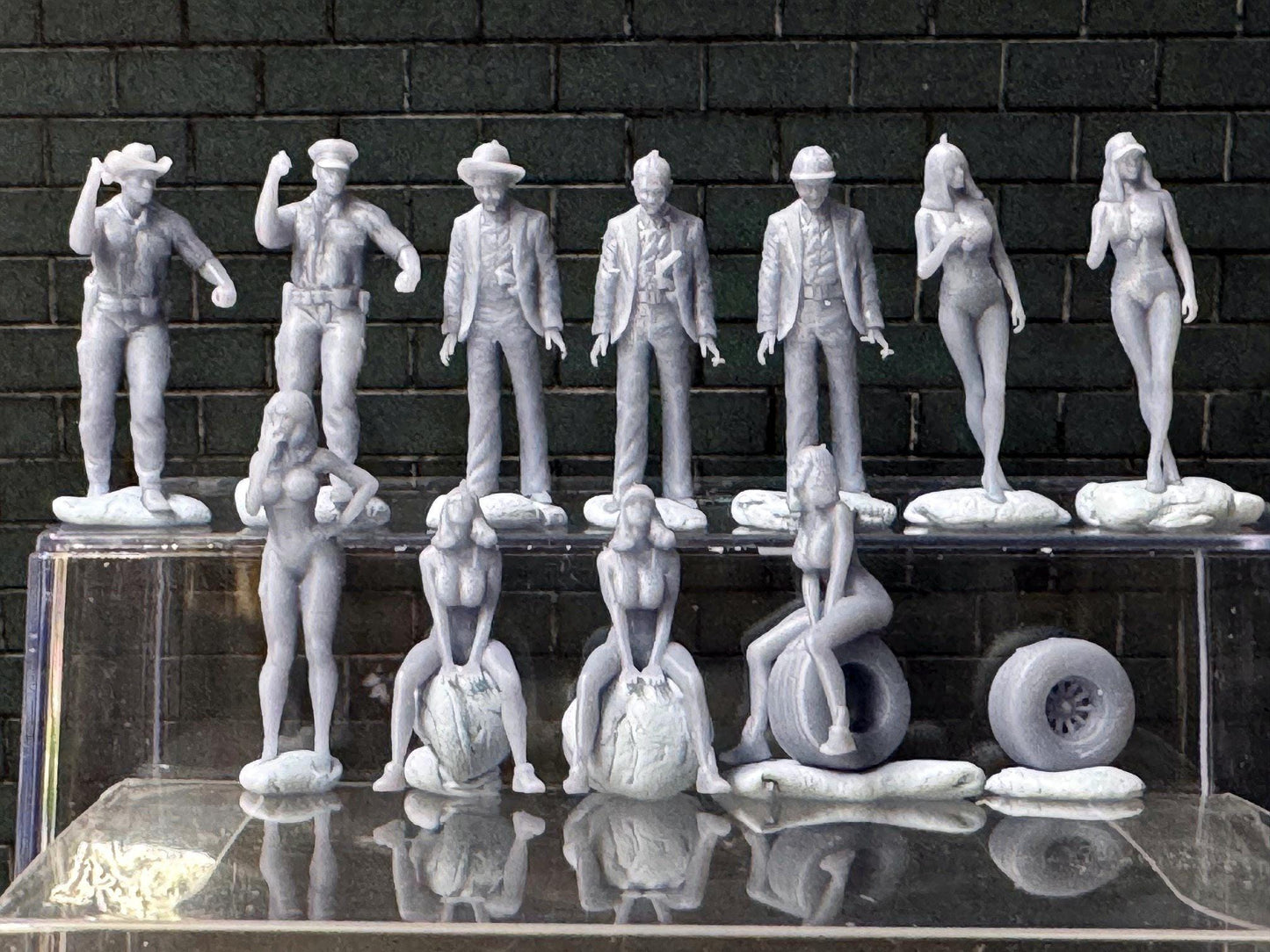 Double G 1:64 Miniature Human Figures - Unpainted - great for Dioramas - Made in the USA LOT 759 Miniature 1.10