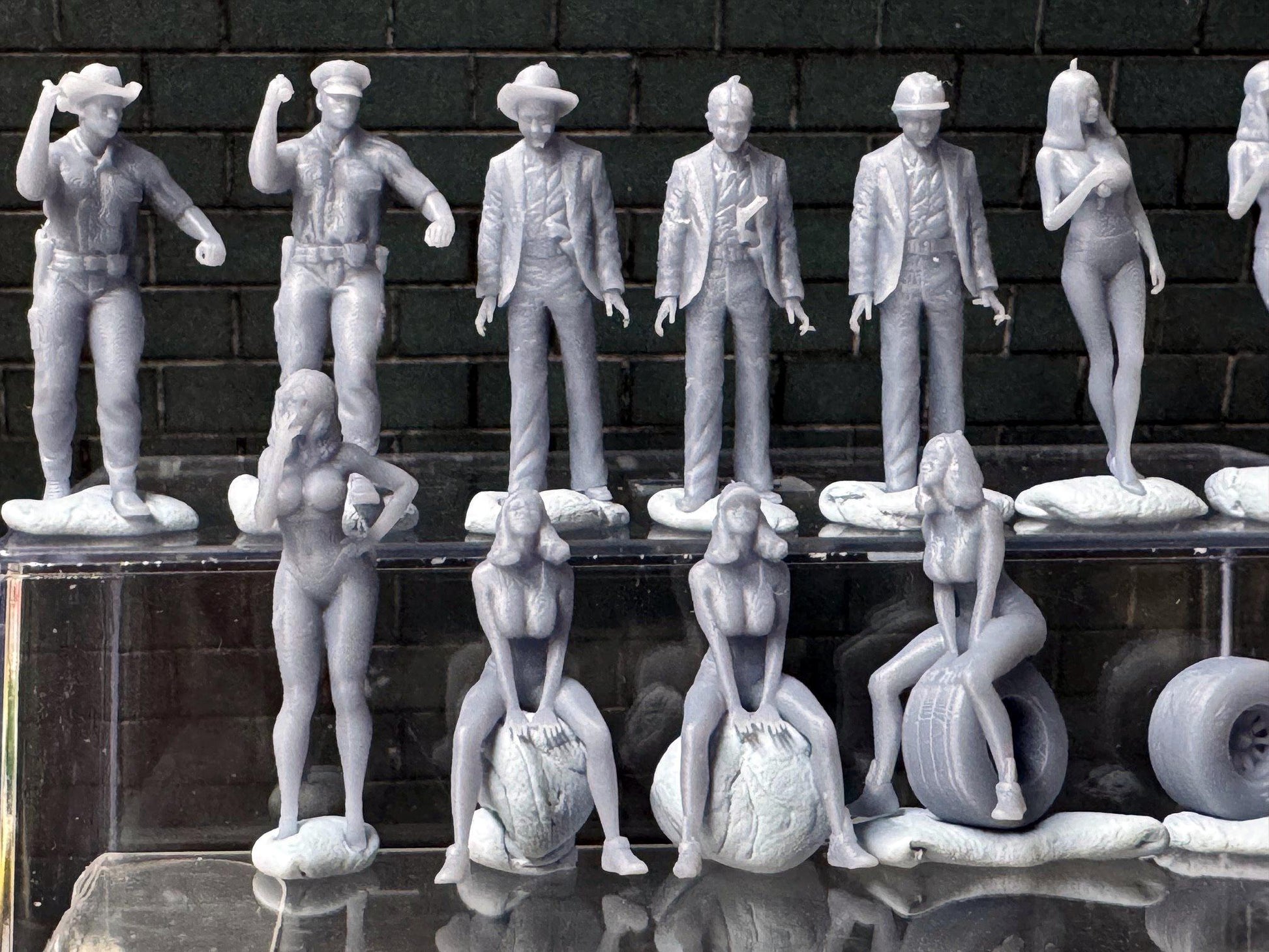 Double G 1:64 Miniature Human Figures - Unpainted - great for Dioramas - Made in the USA LOT 759 Miniature 1.10