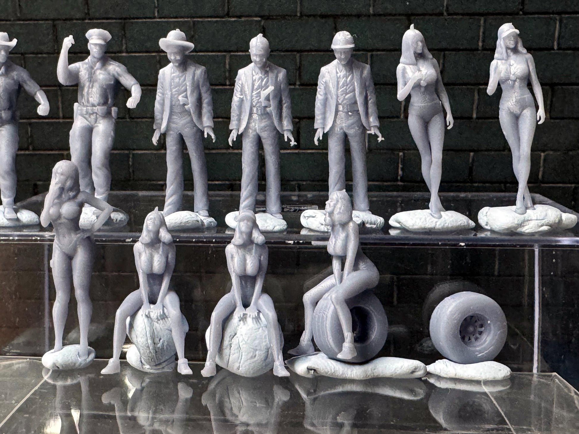 Double G 1:64 Miniature Human Figures - Unpainted - great for Dioramas - Made in the USA LOT 759 Miniature 1.10