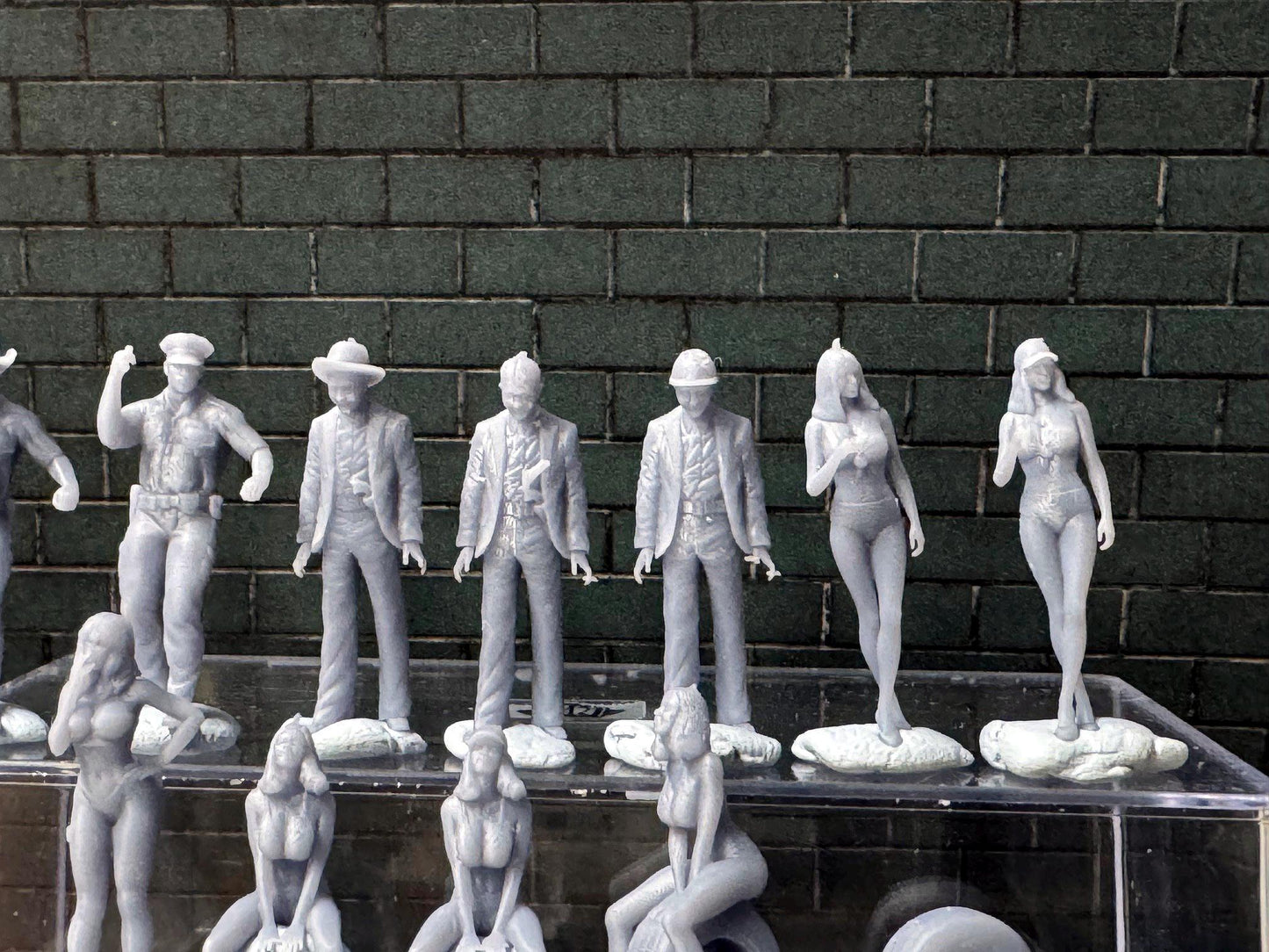 Double G 1:64 Miniature Human Figures - Unpainted - great for Dioramas - Made in the USA LOT 759 Miniature 1.10
