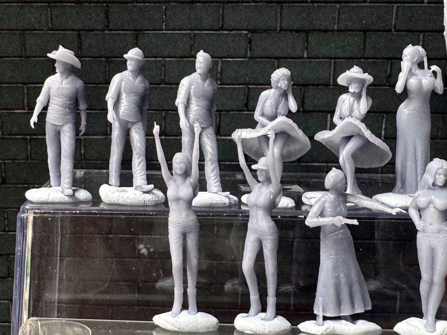 Double G 1:64 Miniature Human Figures - Unpainted - great for Dioramas - Made in the USA LOT 760 Miniature 1.10