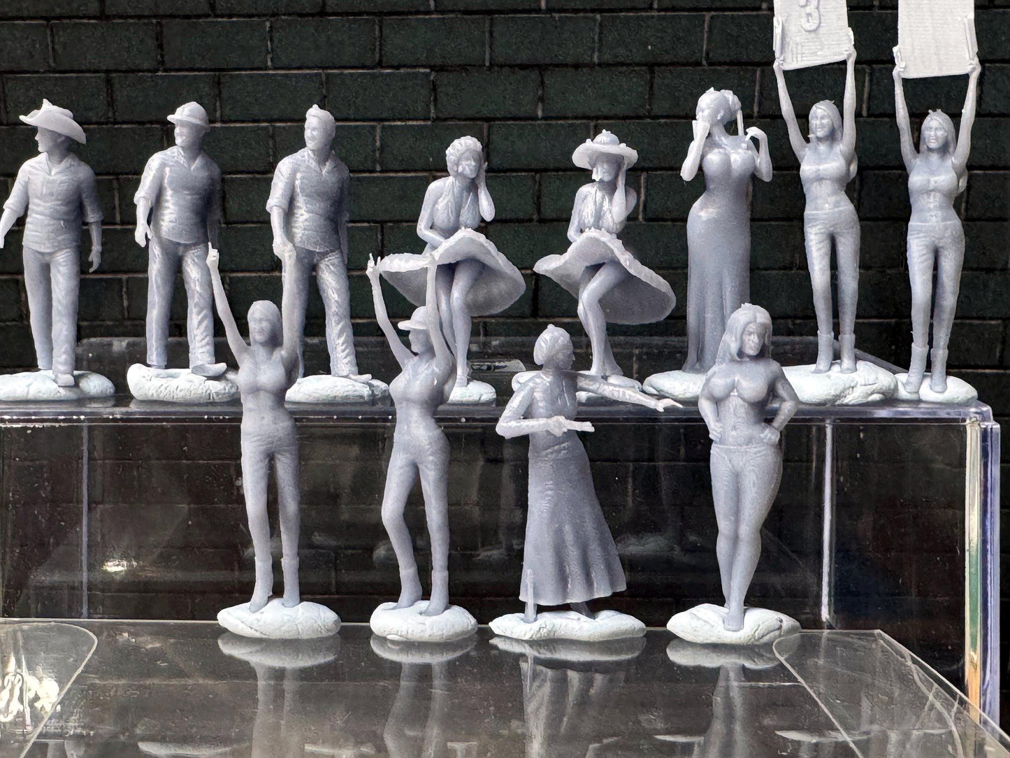 Double G 1:64 Miniature Human Figures - Unpainted - great for Dioramas - Made in the USA LOT 760 Miniature 1.10