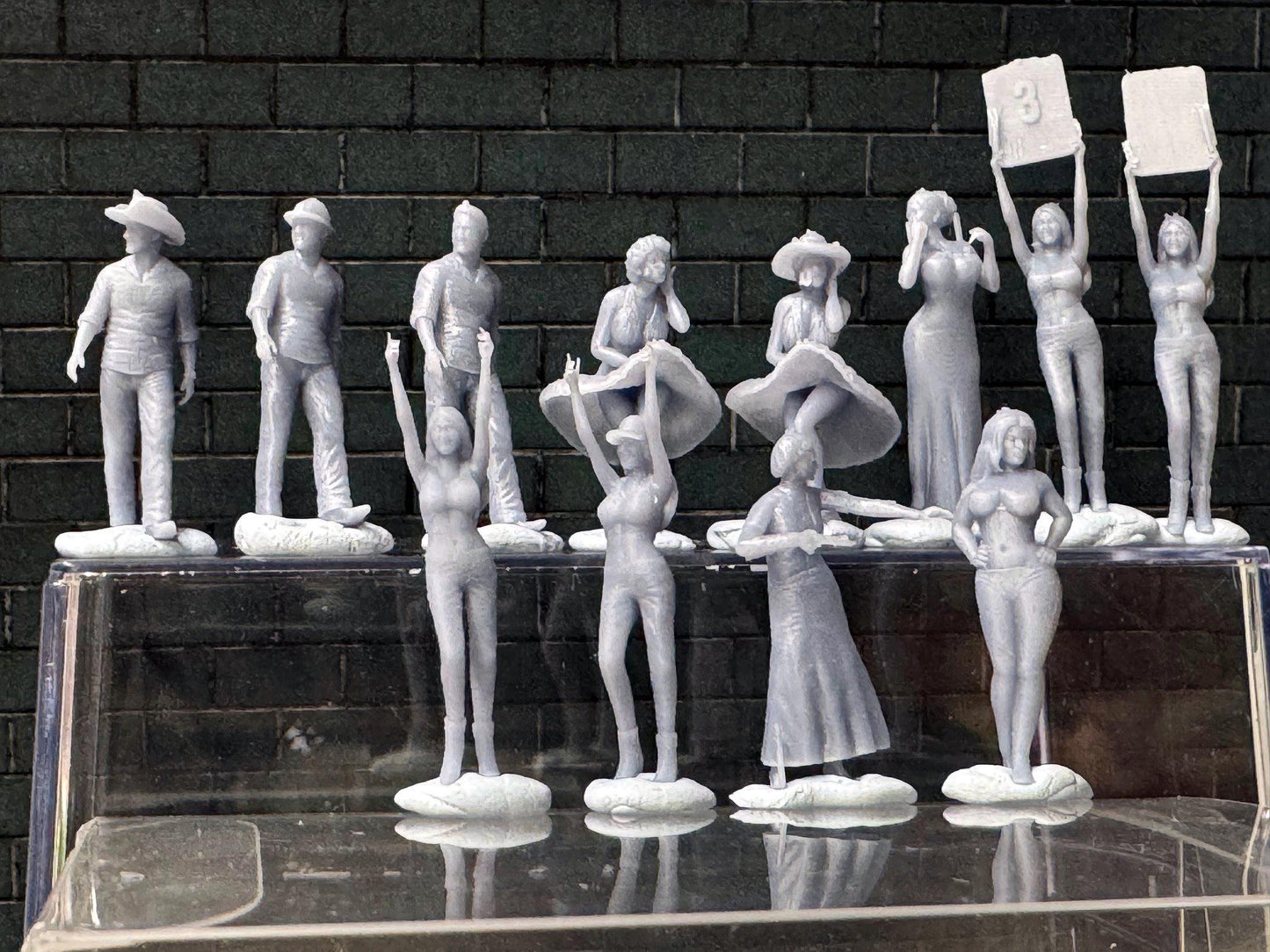 Double G 1:64 Miniature Human Figures - Unpainted - great for Dioramas - Made in the USA LOT 760 Miniature 1.10