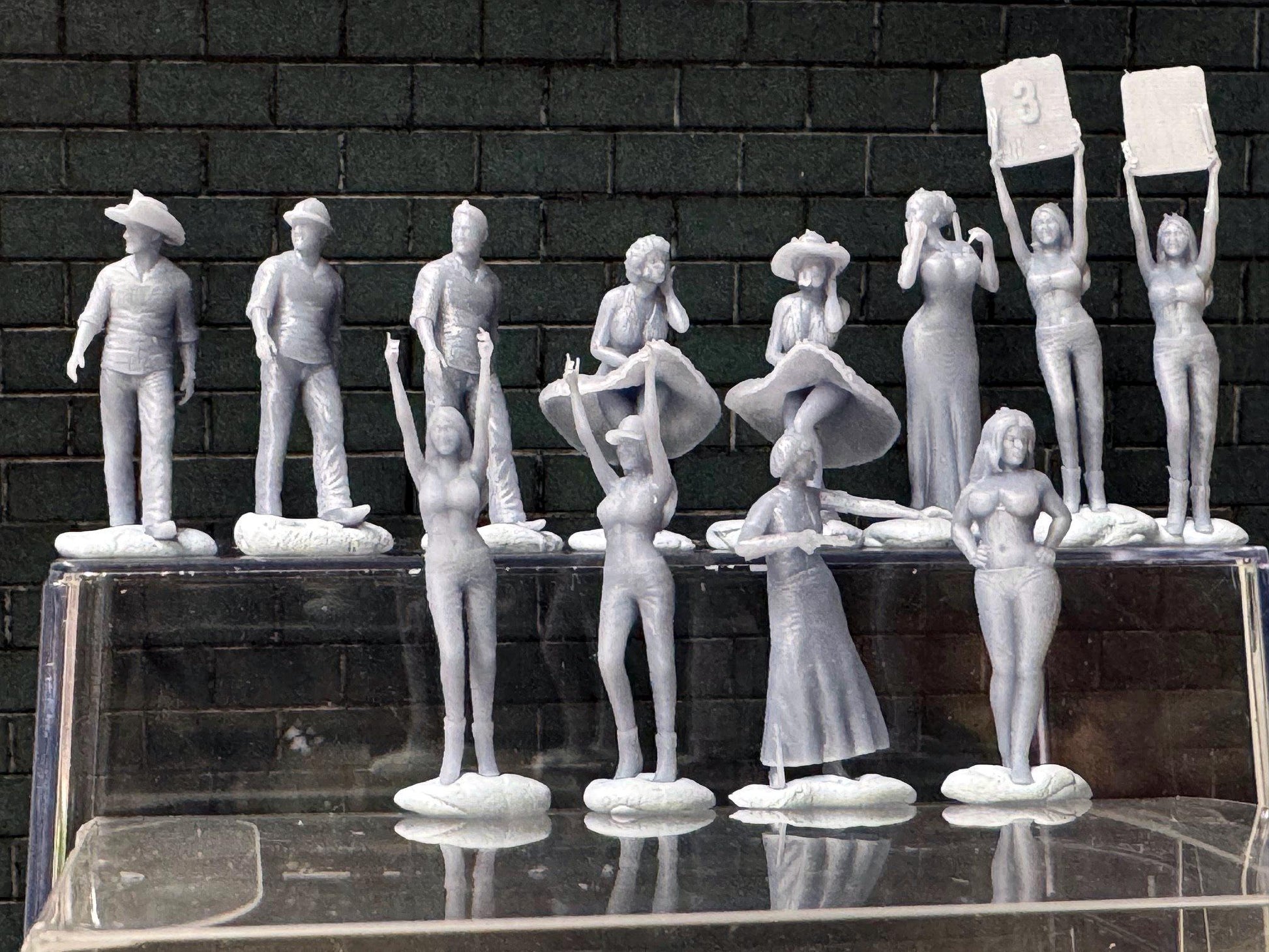 Double G 1:64 Miniature Human Figures - Unpainted - great for Dioramas - Made in the USA LOT 760 Miniature 1.10