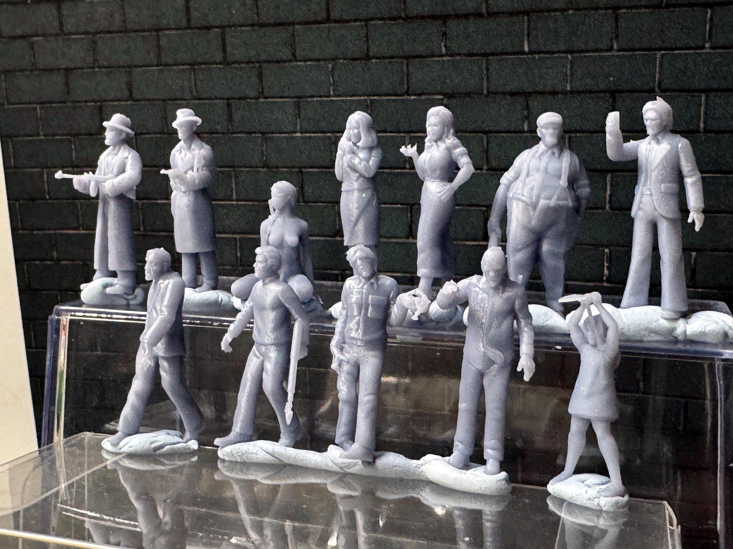Double G 1:64 Miniature Human Figures - Unpainted - great for Dioramas - Made in the USA LOT 761 Miniature 1.10