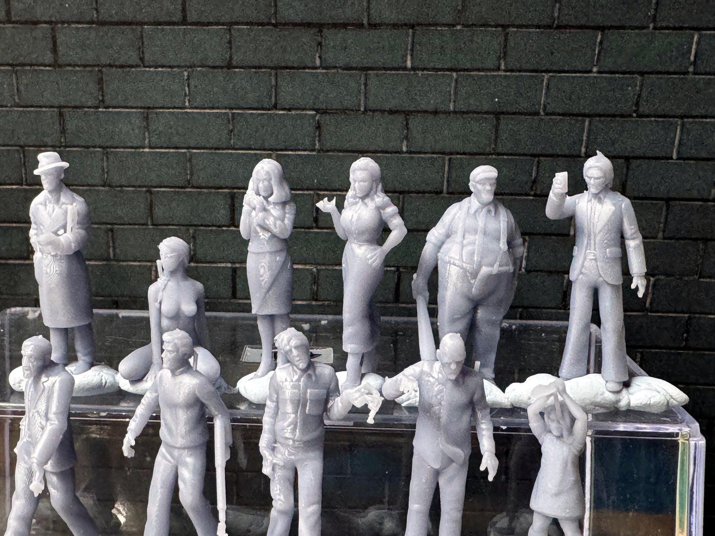 Double G 1:64 Miniature Human Figures - Unpainted - great for Dioramas - Made in the USA LOT 761 Miniature 1.10