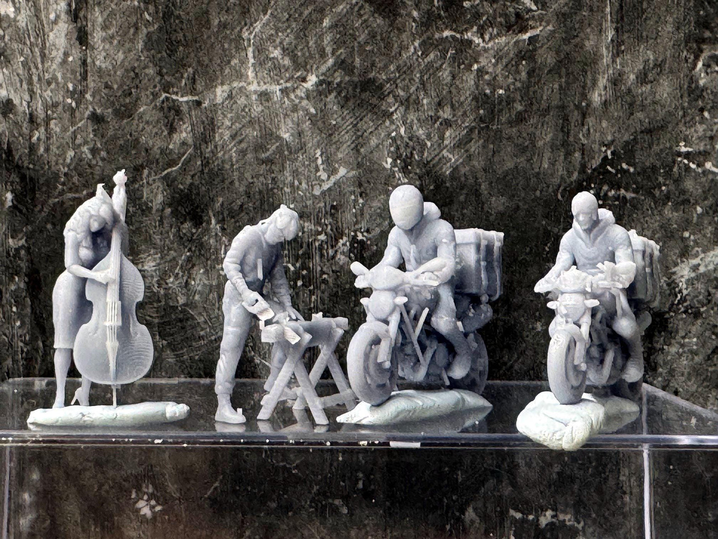 Double G 1:64 Miniature Human Figures - Unpainted - great for Dioramas - Made in the USA LOT 762 Miniature 1.10