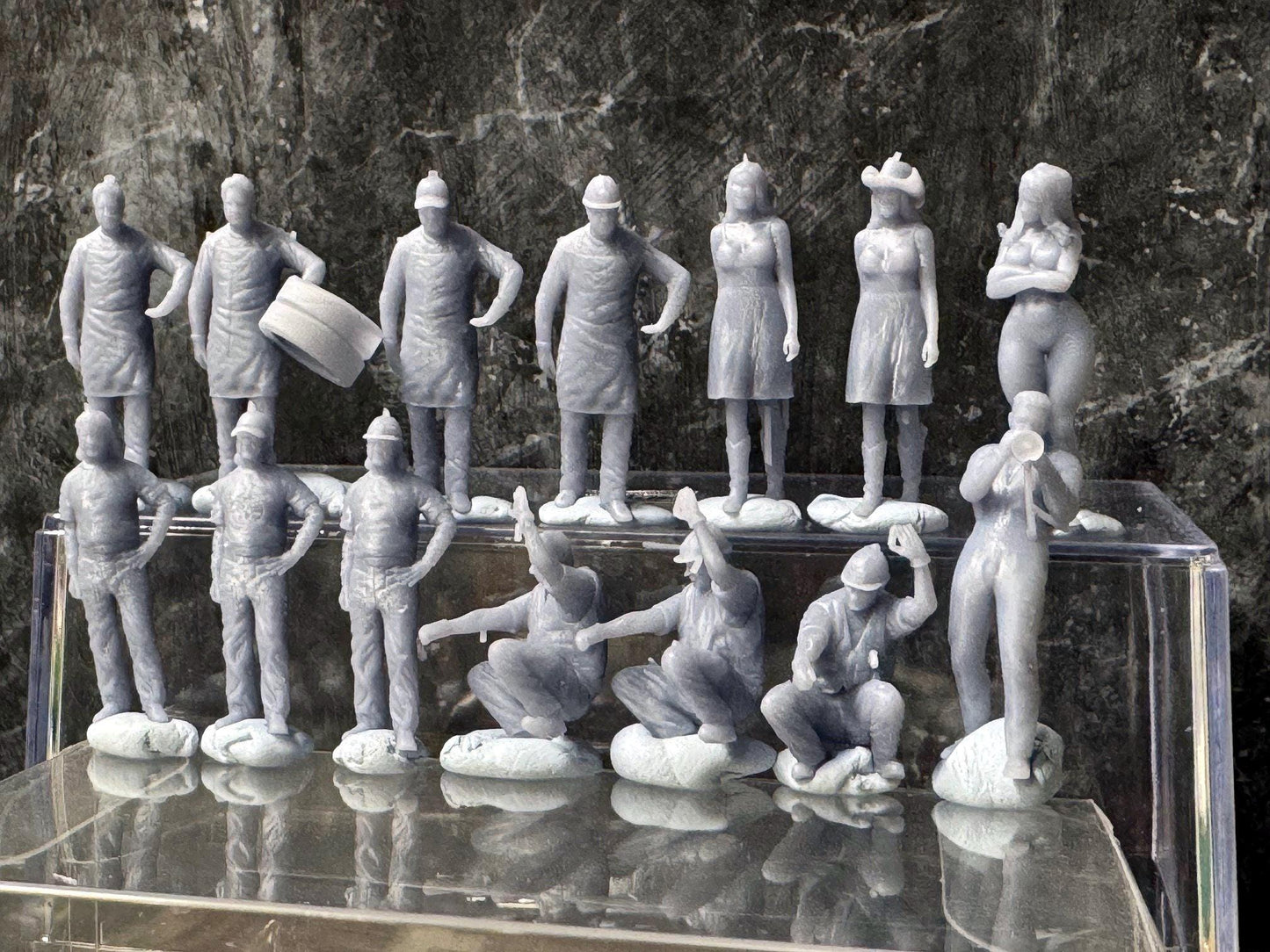 Double G 1:64 Miniature Human Figures - Unpainted - great for Dioramas - Made in the USA LOT 765 Miniature 1.10